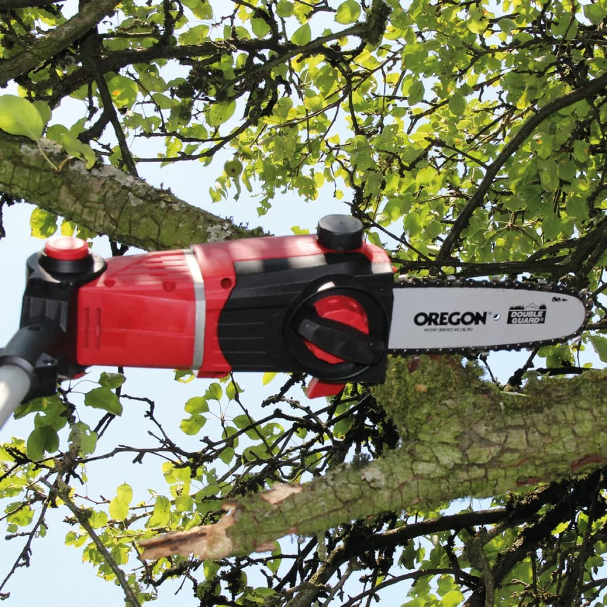 Eine rot-schwarze Stangensäge schneidet einen Ast. Der Baum befindet sich in einer grünen und blauen Umgebung.