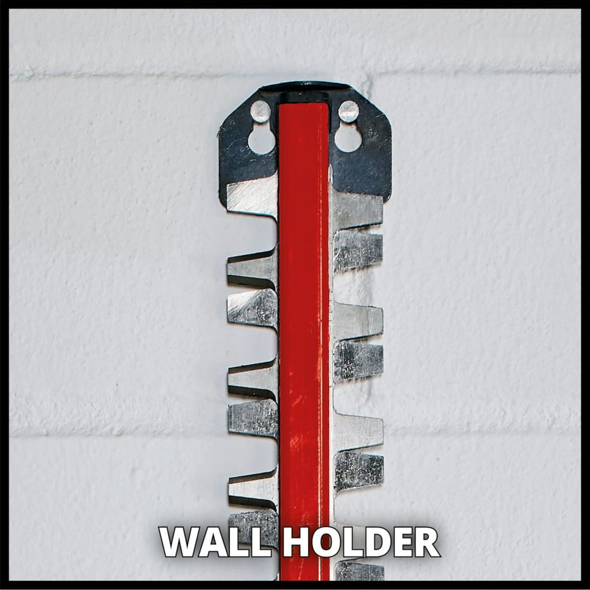 Support mural métallique pour lames de taille-haie, section de lame rouge.