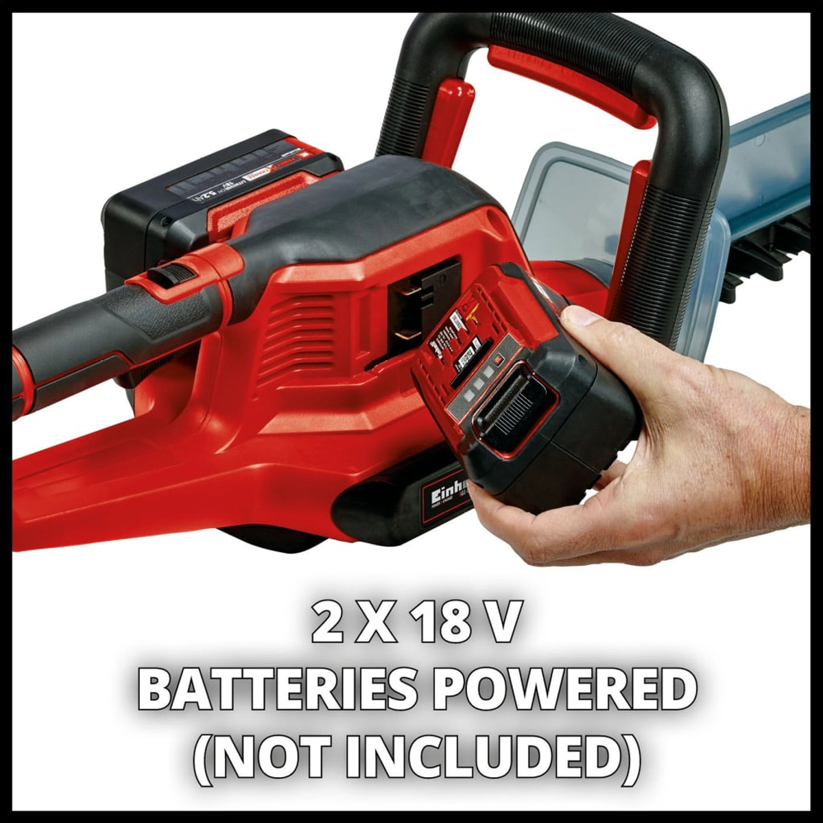 Taille-haie rouge avec texte 2x18V batteries. Main tenant une batterie. Fond blanc.