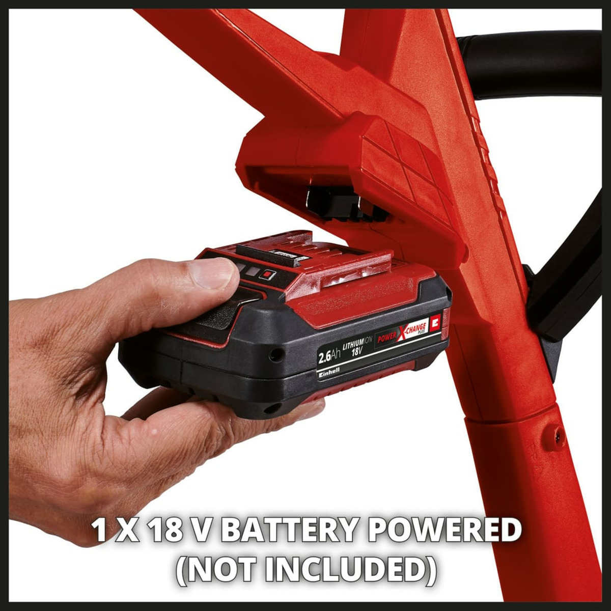 Mano insertando una batería roja en un recortador rojo. El texto dice, '1 X 18 V BATTERY POWERED'.
