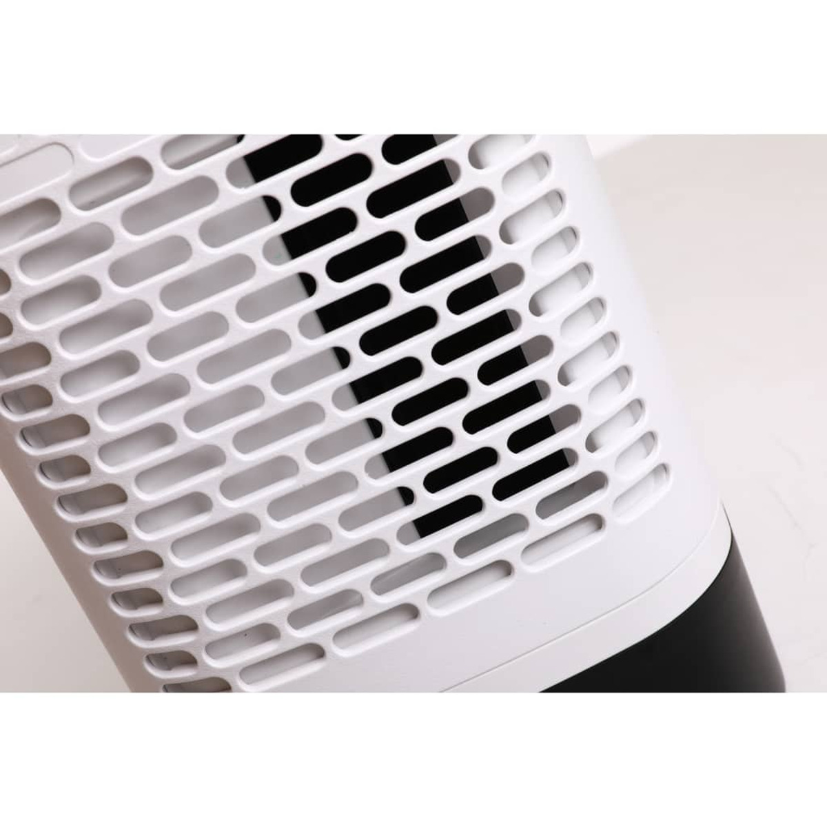 Ventilatore bianco e nero. Sfondo bianco. Fori nel design.
