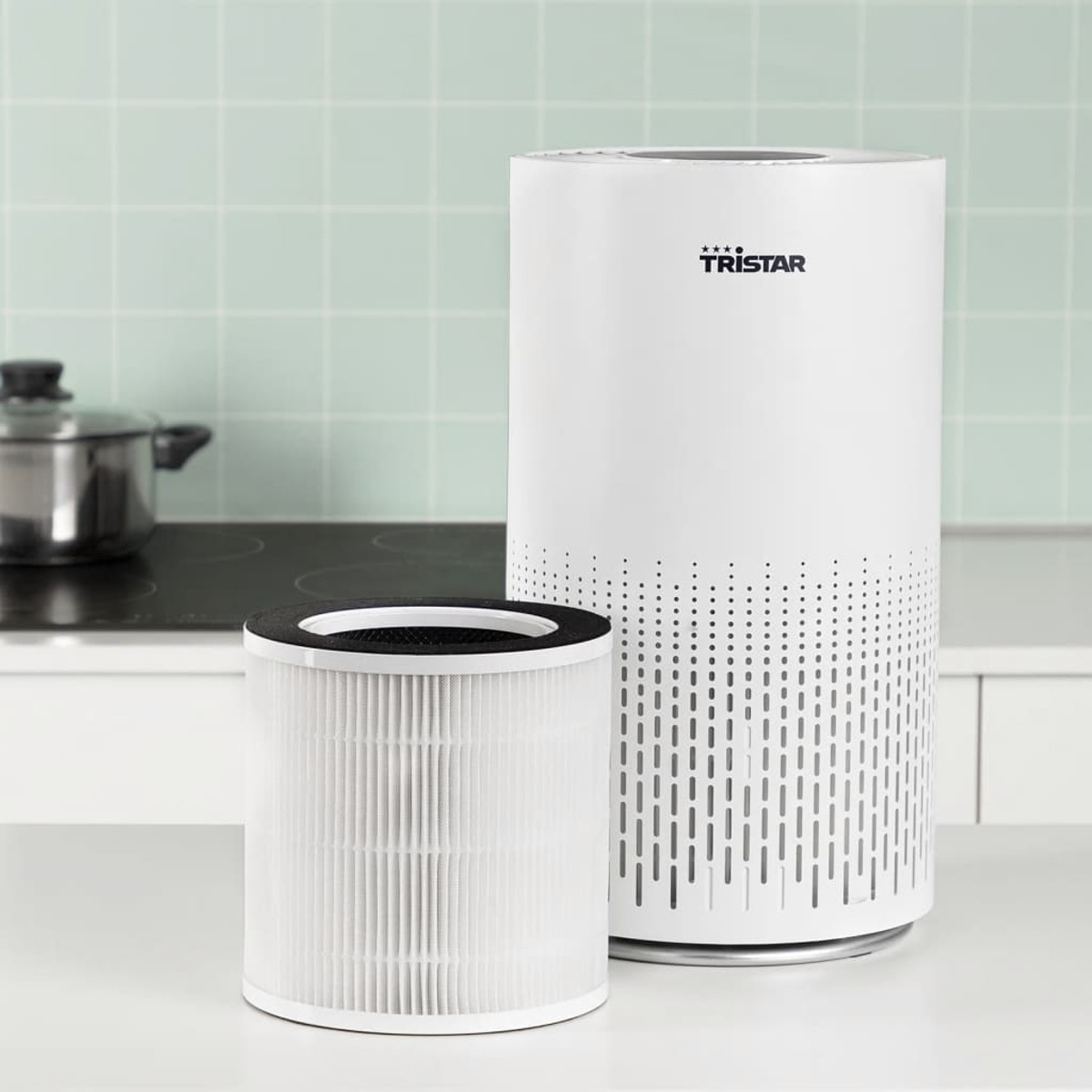 Purificateur d'air blanc. Filtre blanc devant. Fond de cuisine avec une casserole.