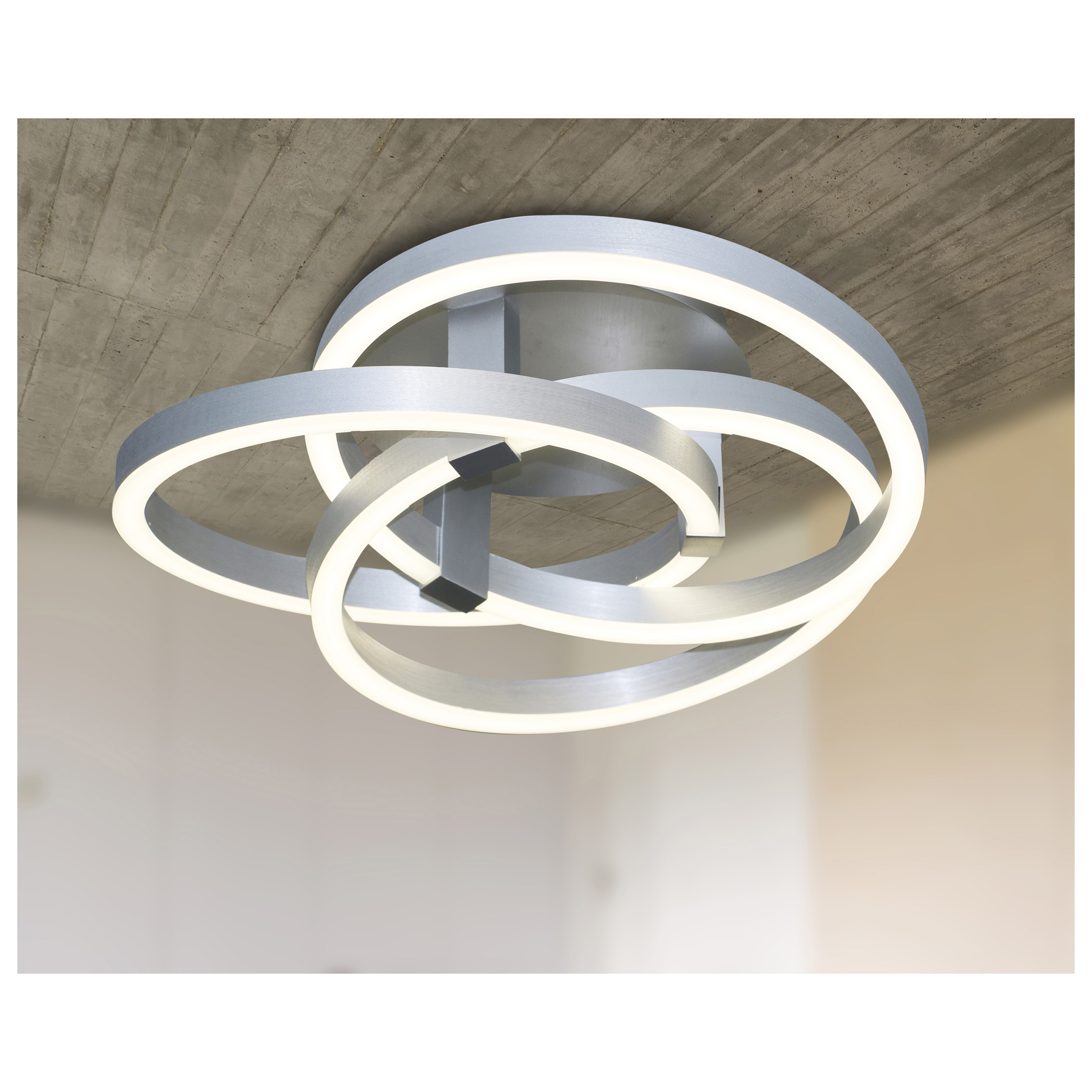 Eine silberne Deckenleuchte mit drei miteinander verbundenen, gebogenen Ringen, die Licht emittieren.