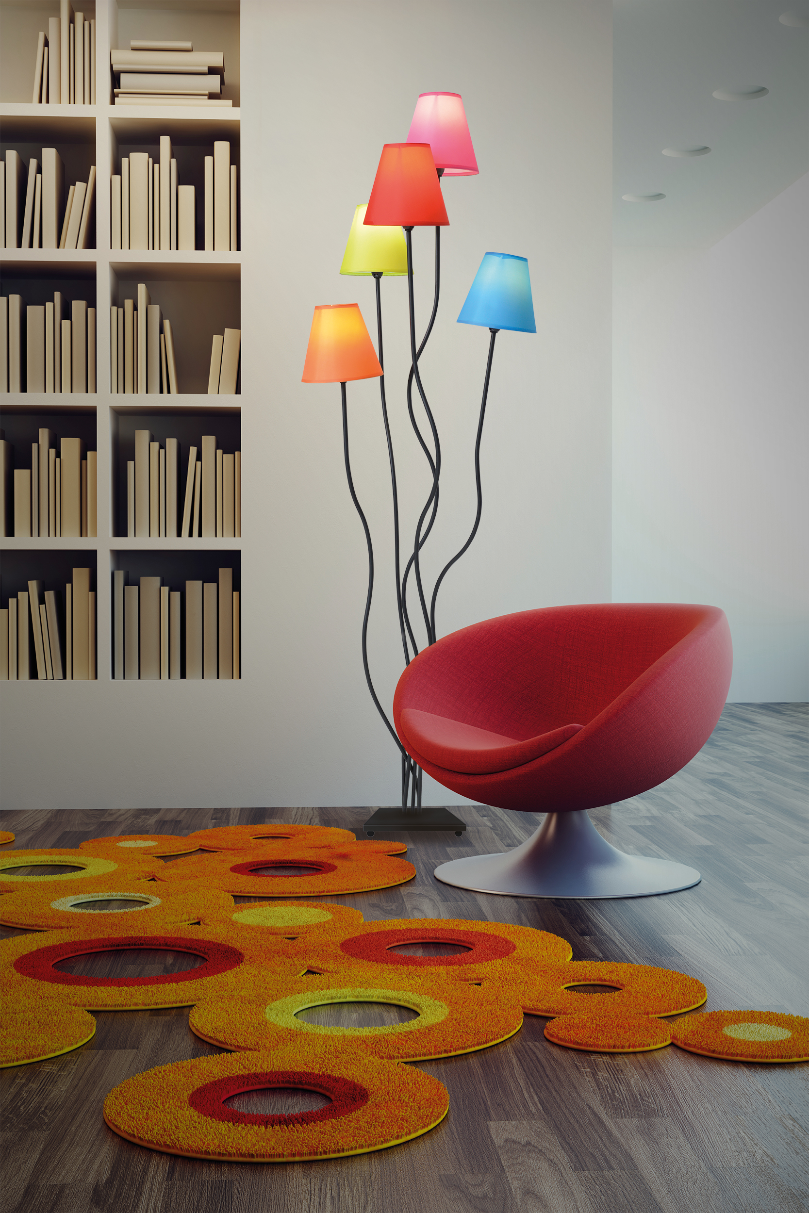 Ein Wohnzimmer mit einer bunten Stehlampe, einem roten Stuhl und einem Bücherregal.