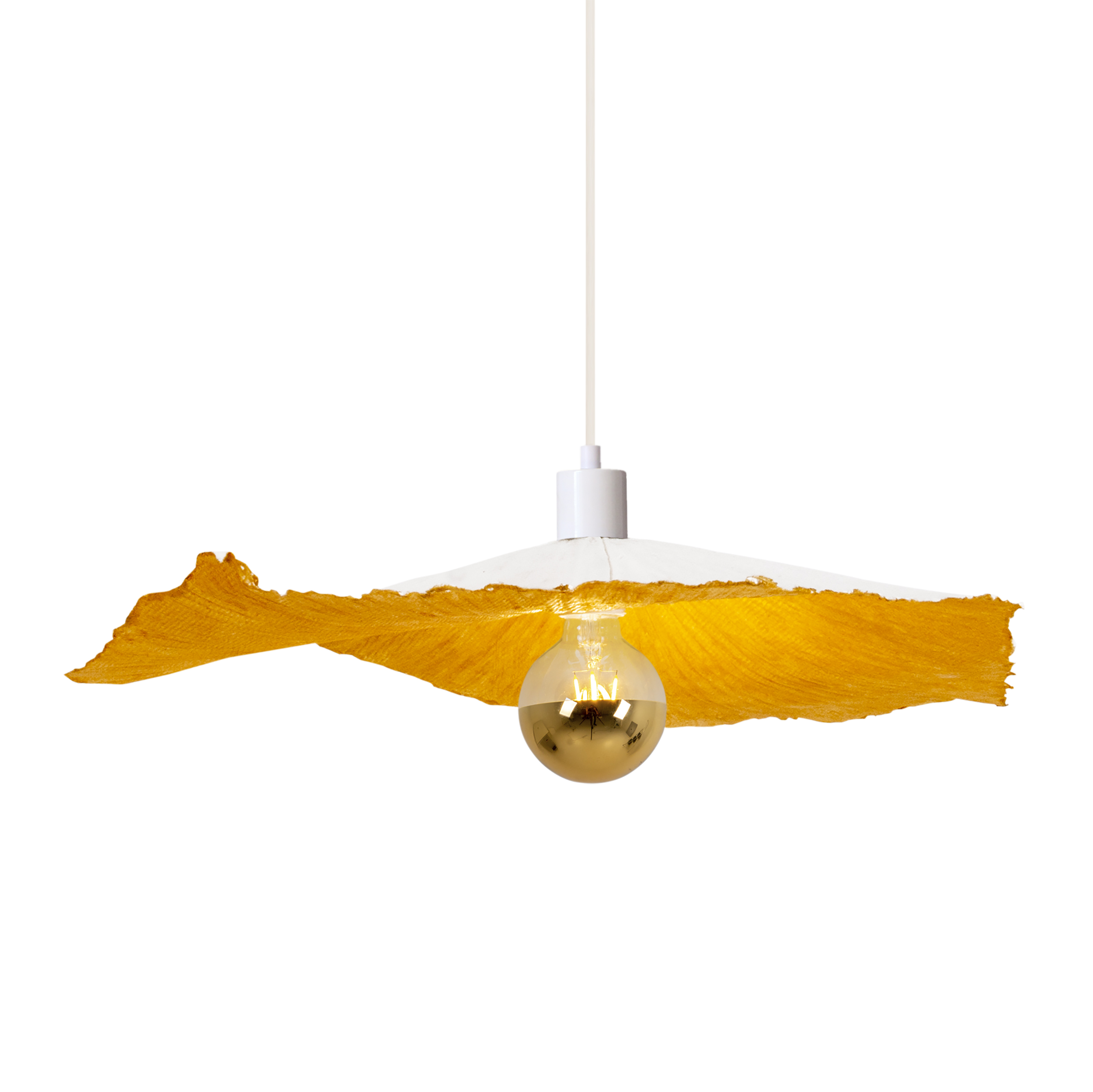 Weiße Lampe mit goldener Glühbirne und goldenem, blütenblattförmigem Schirm, hängt vor weißem Hintergrund.