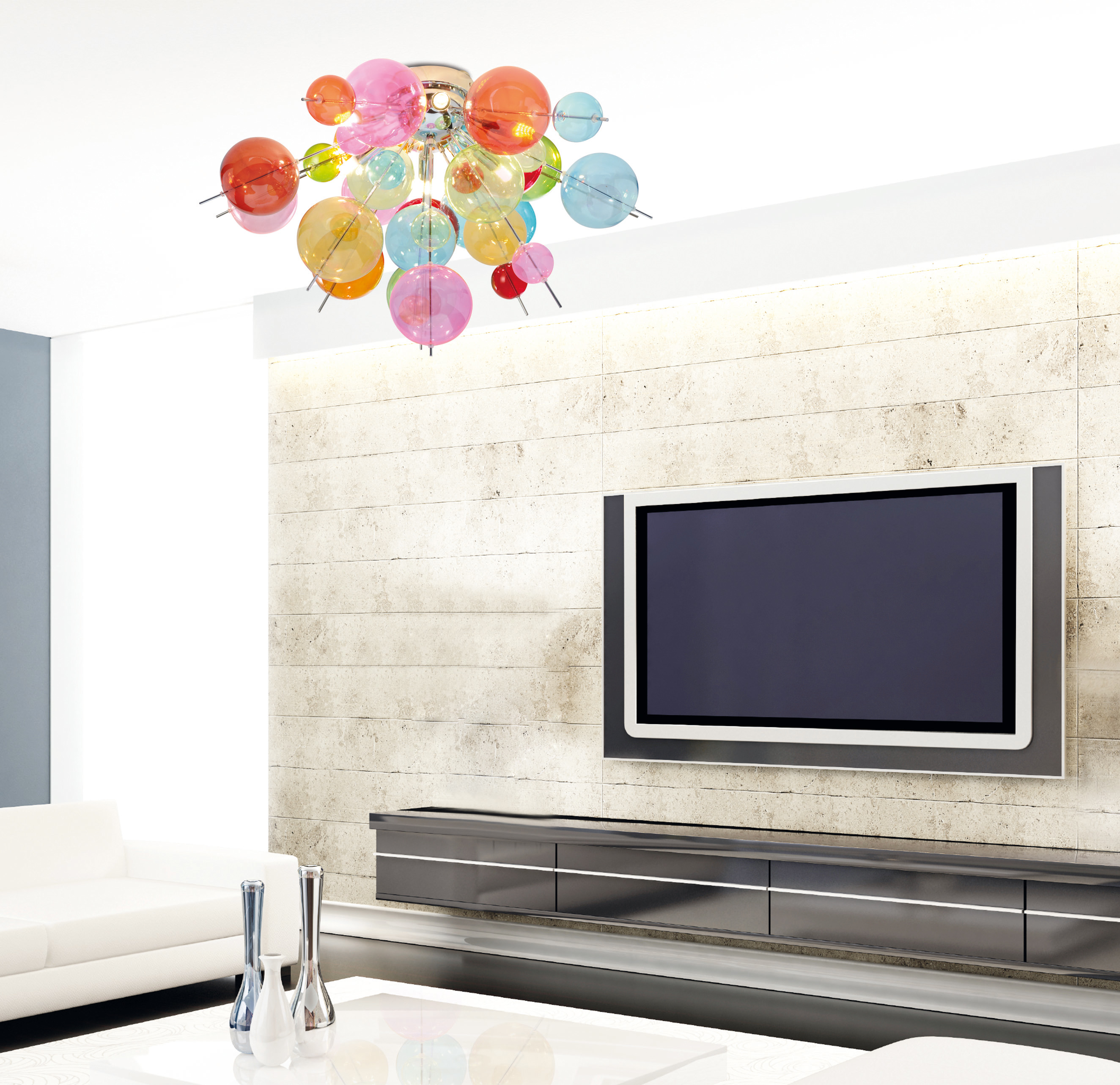 Bunte Blasen-Kronleuchter hängt über einem Fernseher in einem modernen Wohnzimmer.