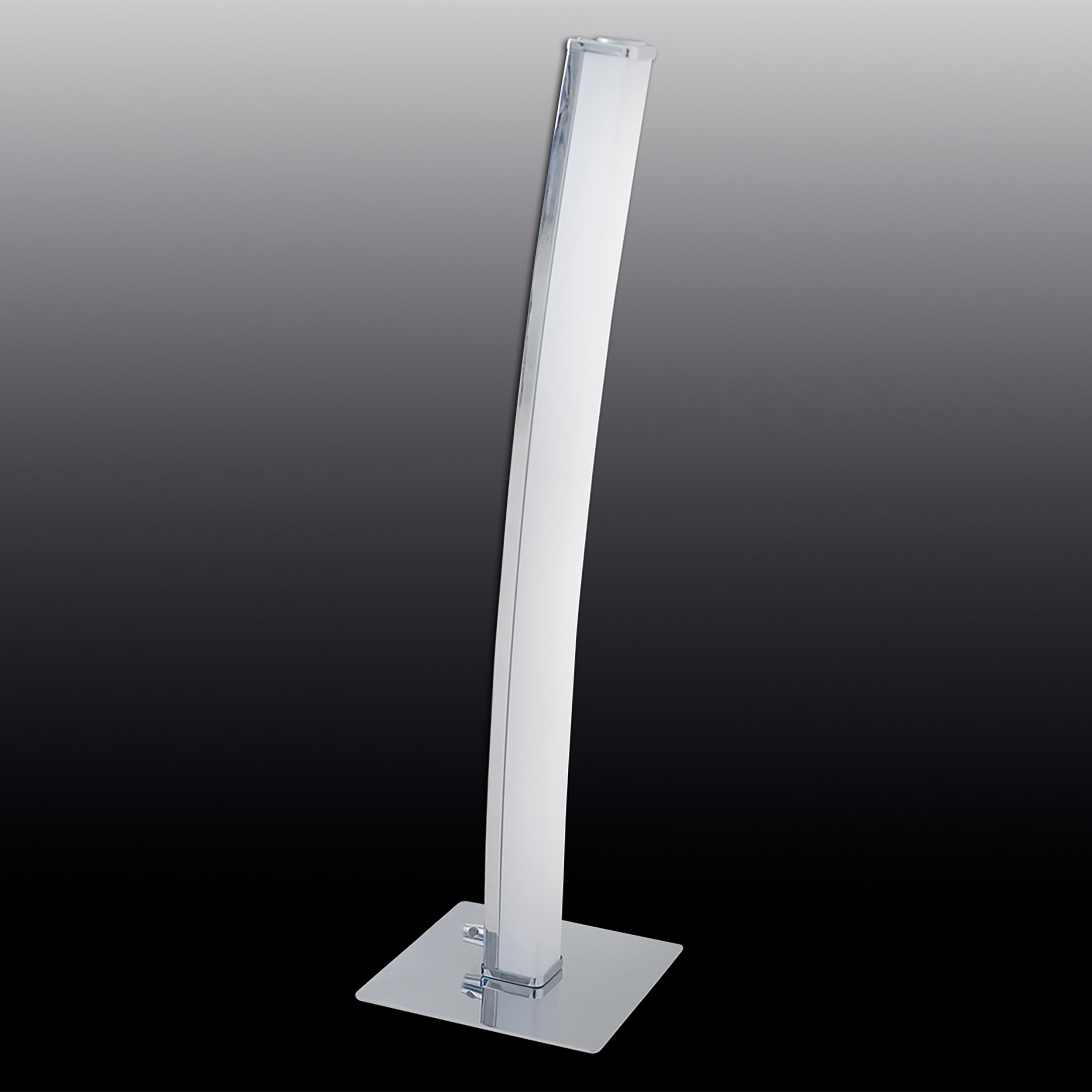 Moderne, hohe Lampe mit silbernem Sockel und weißer, geschwungener Leuchte.