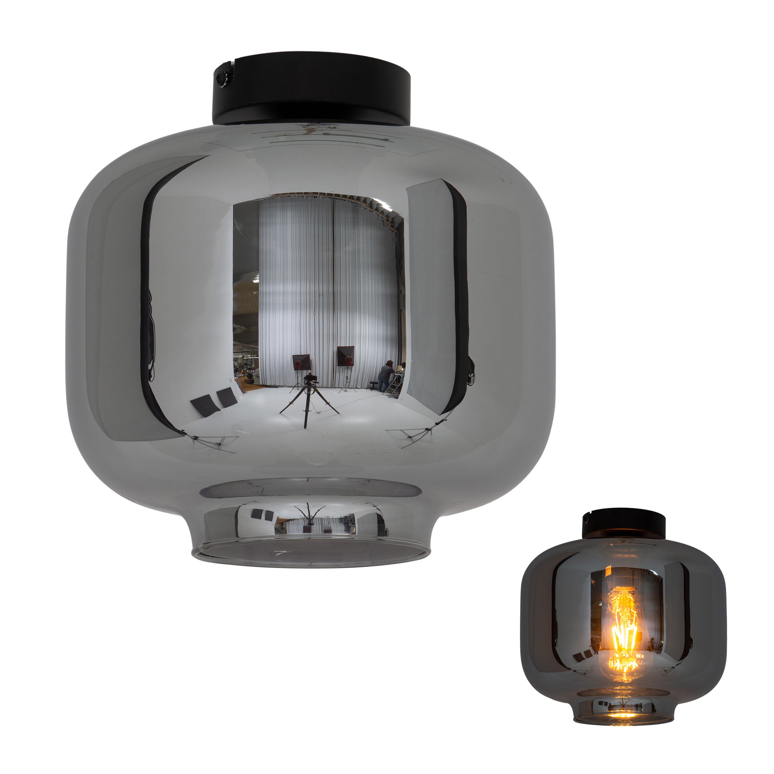 Une lampe en forme de tête Lego. Finition chromée. Une version plus petite est également visible.