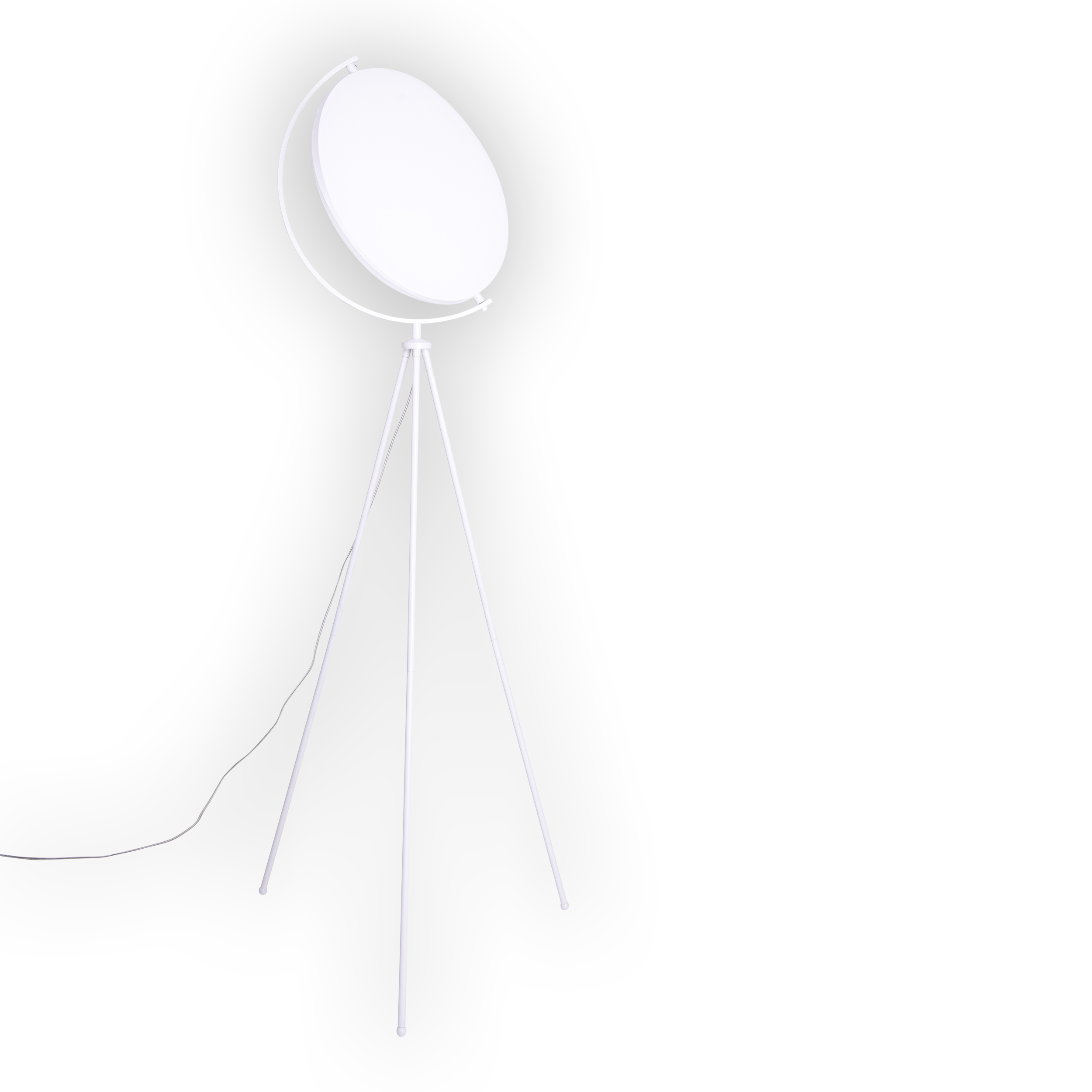 Weiße Stehlampe mit drei Beinen und großem, rundem Schirm. Das Kabel ist sichtbar. Weißer Hintergrund.