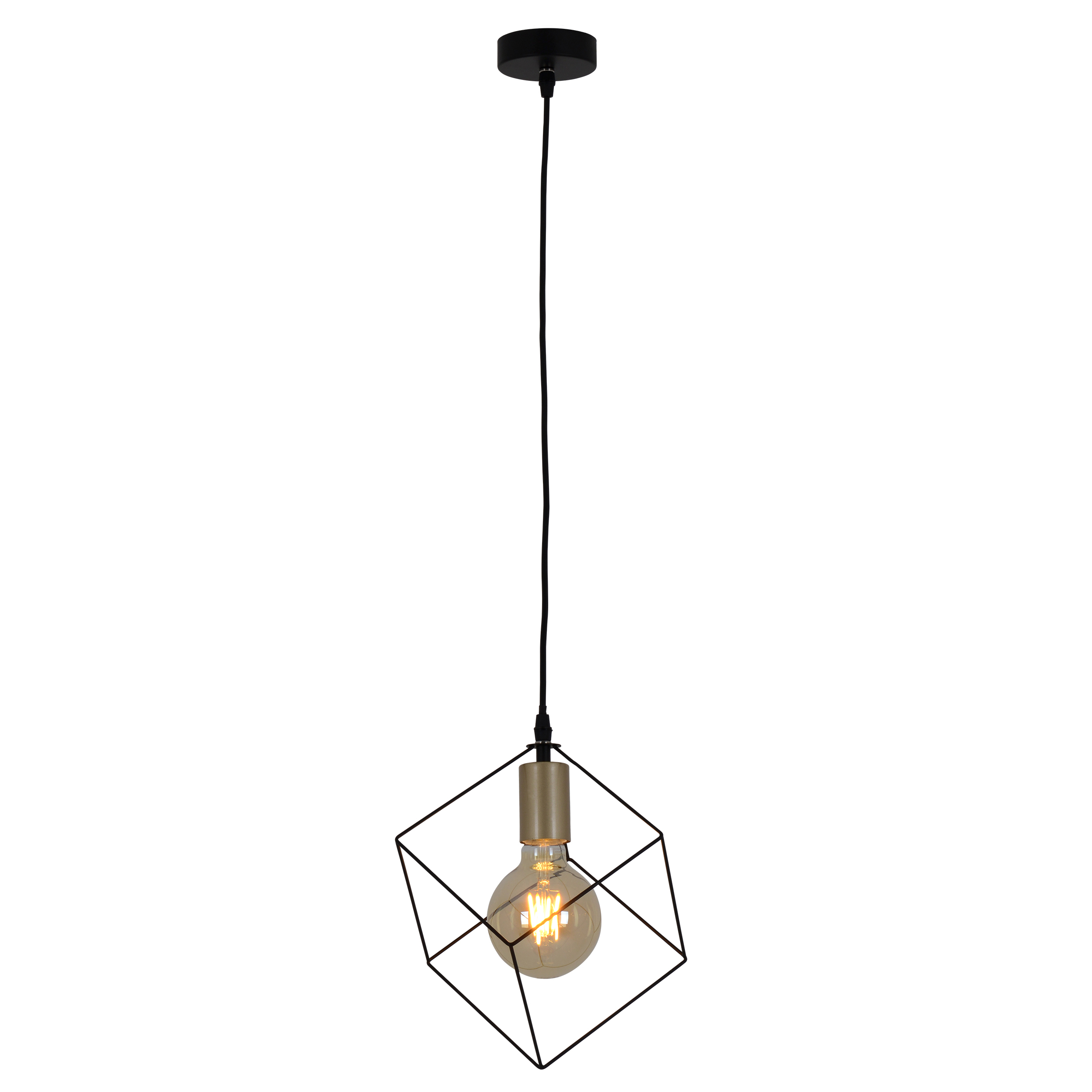 Eine schwarze geometrische Lampe hängt von der Decke vor weißem Hintergrund. Eine Glühbirne ist innen.