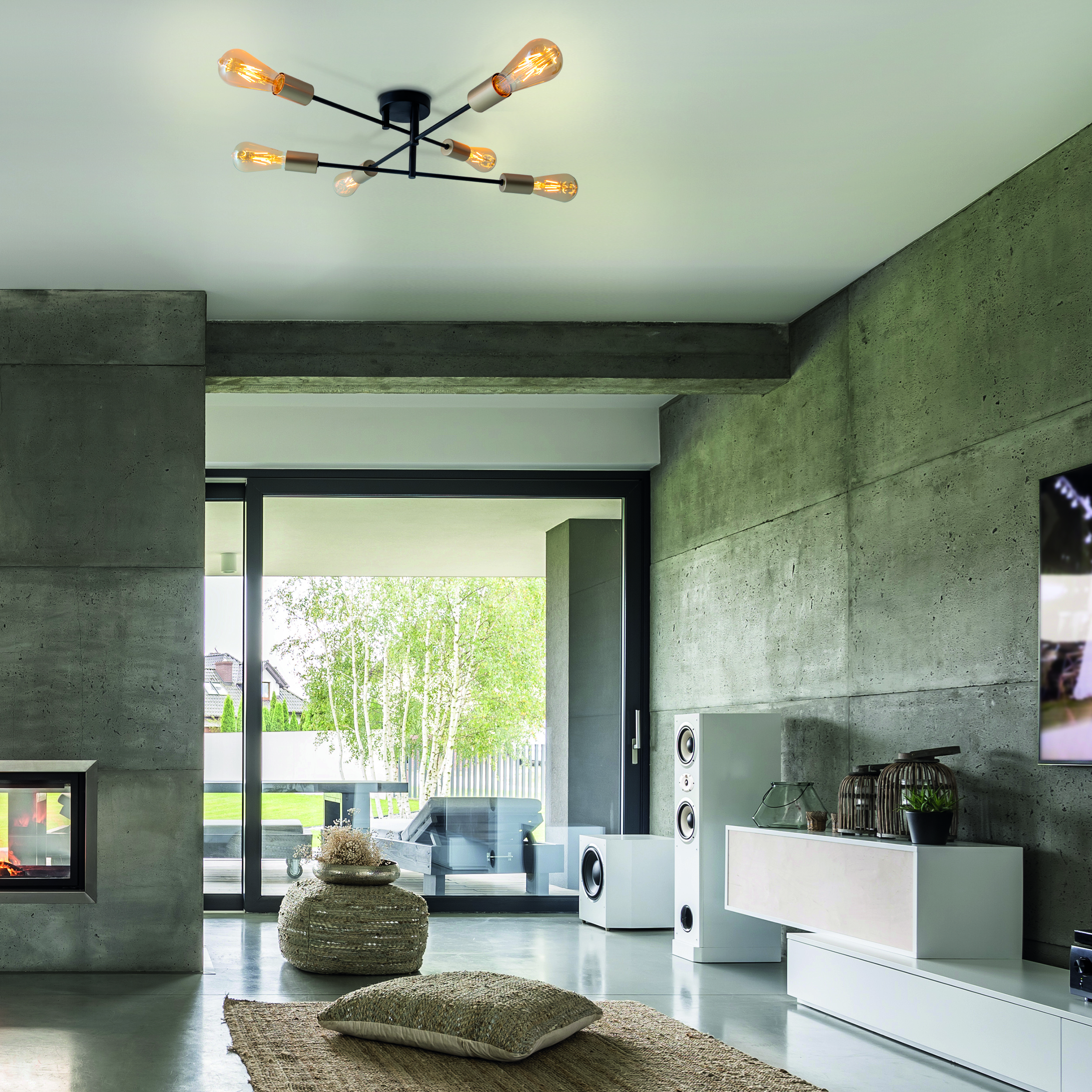 Modernes Wohnzimmer. Kamin links und große Glastür. Weiße Lautsprecher und ein weißes Regal.