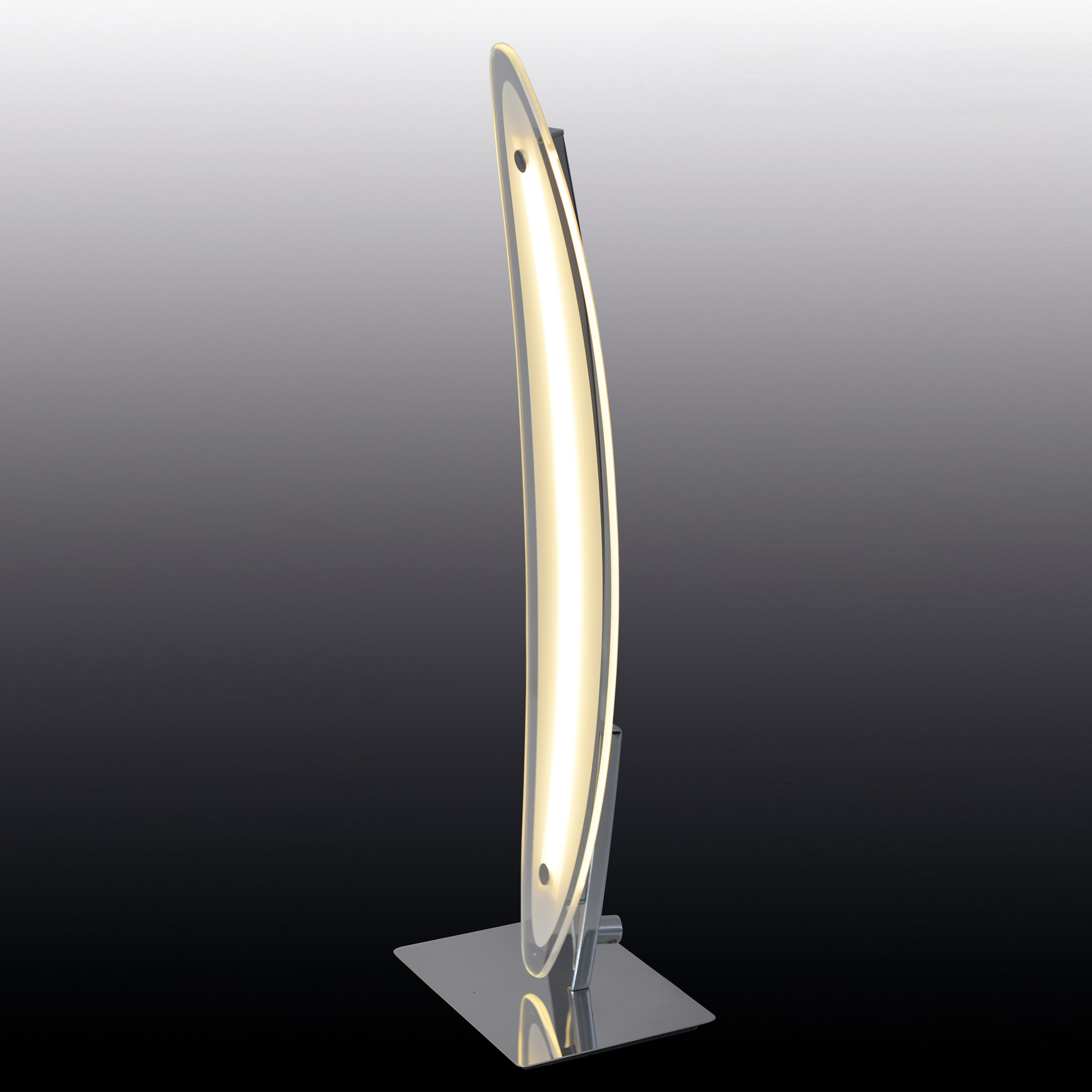 Eine hohe, beleuchtete, gebogene Lampe mit silbernem Sockel vor einem Gradientenhintergrund.