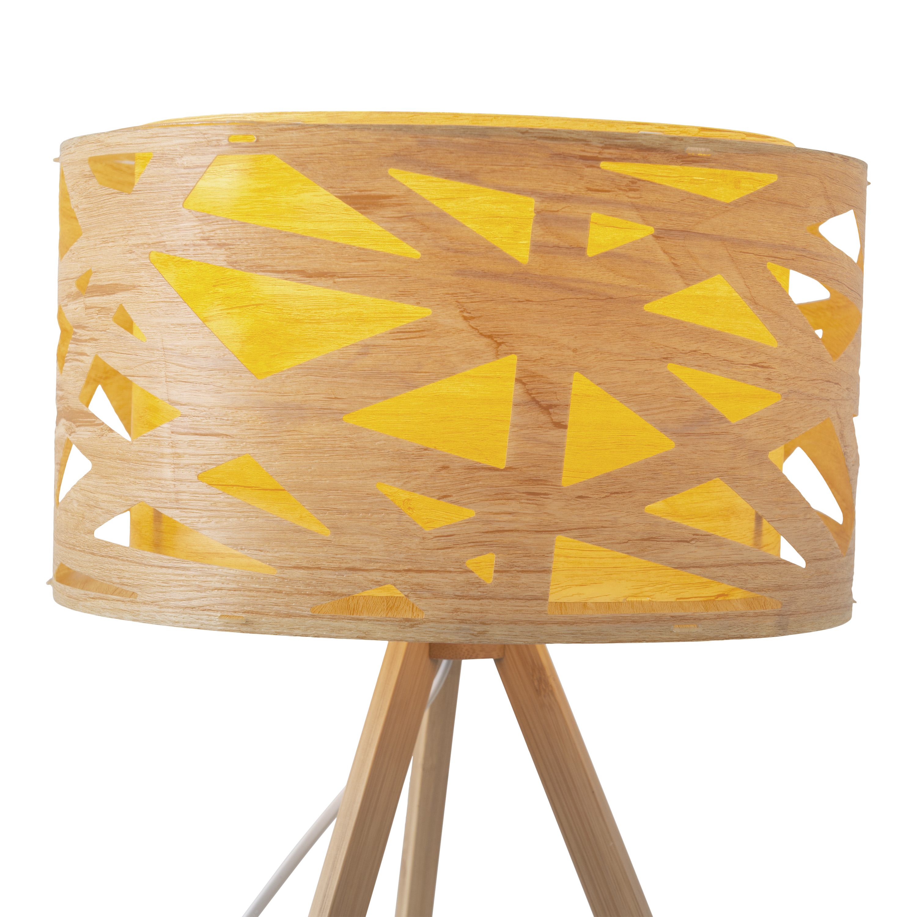Holz-Stativlampe mit Lampenschirm mit dreieckigen Ausschnitten. Das Licht ist gelb.