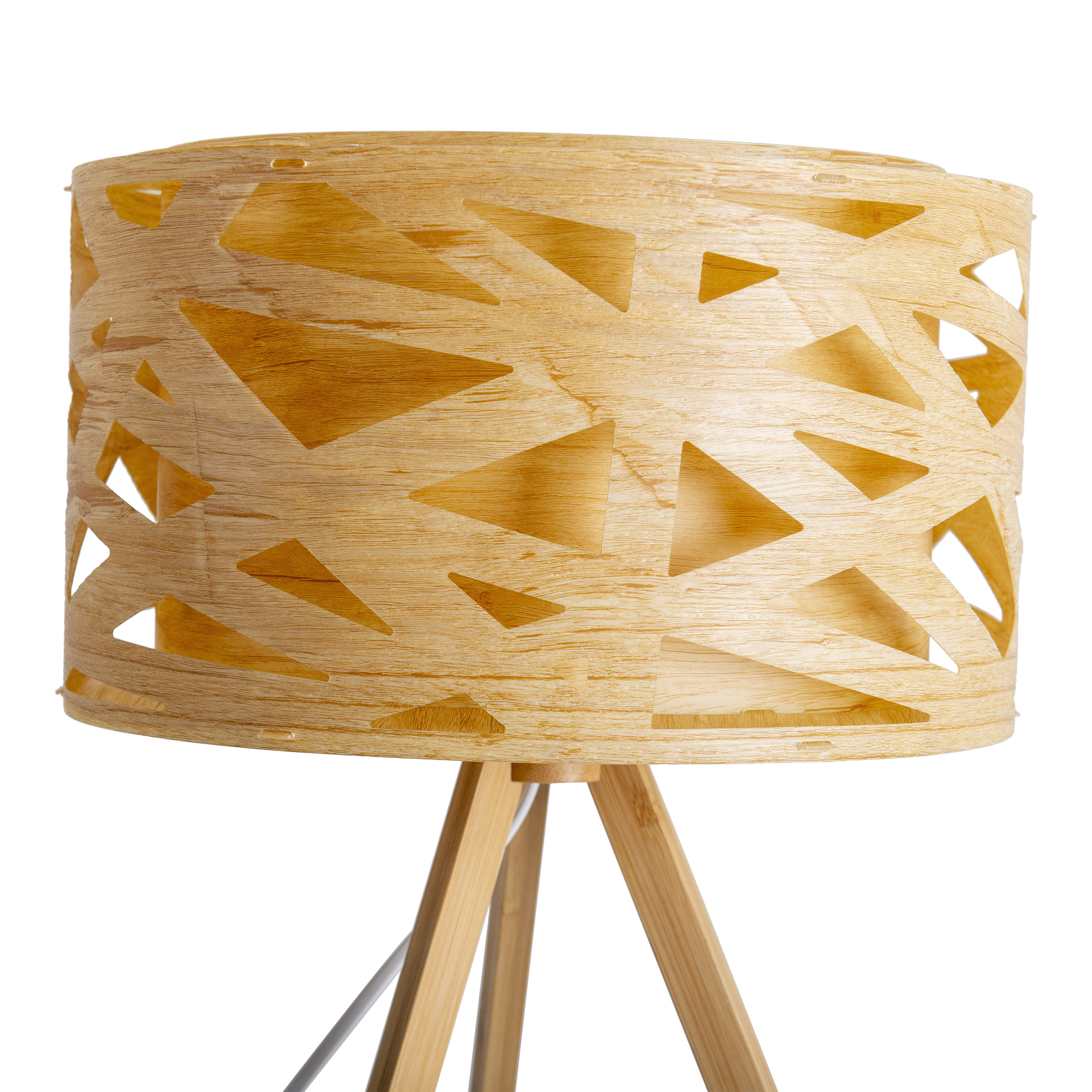 Holz-Stativ-Stehlampe mit Lampenschirm mit Ausschnittmuster, isoliert auf weißem Hintergrund.