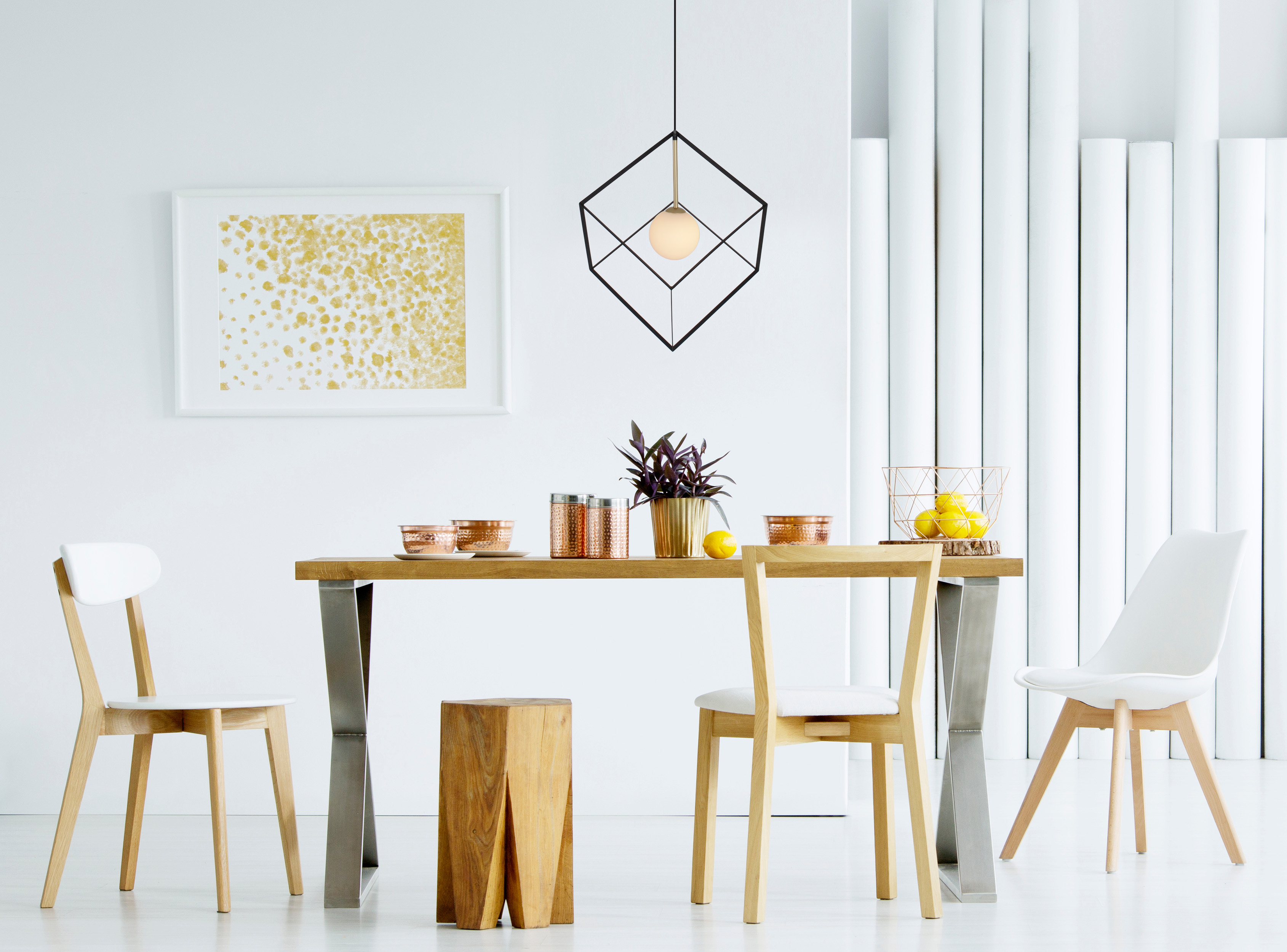Holztisch, Stühle und gerahmte Kunst. Geometrische Leuchte. Weißer Hintergrund.