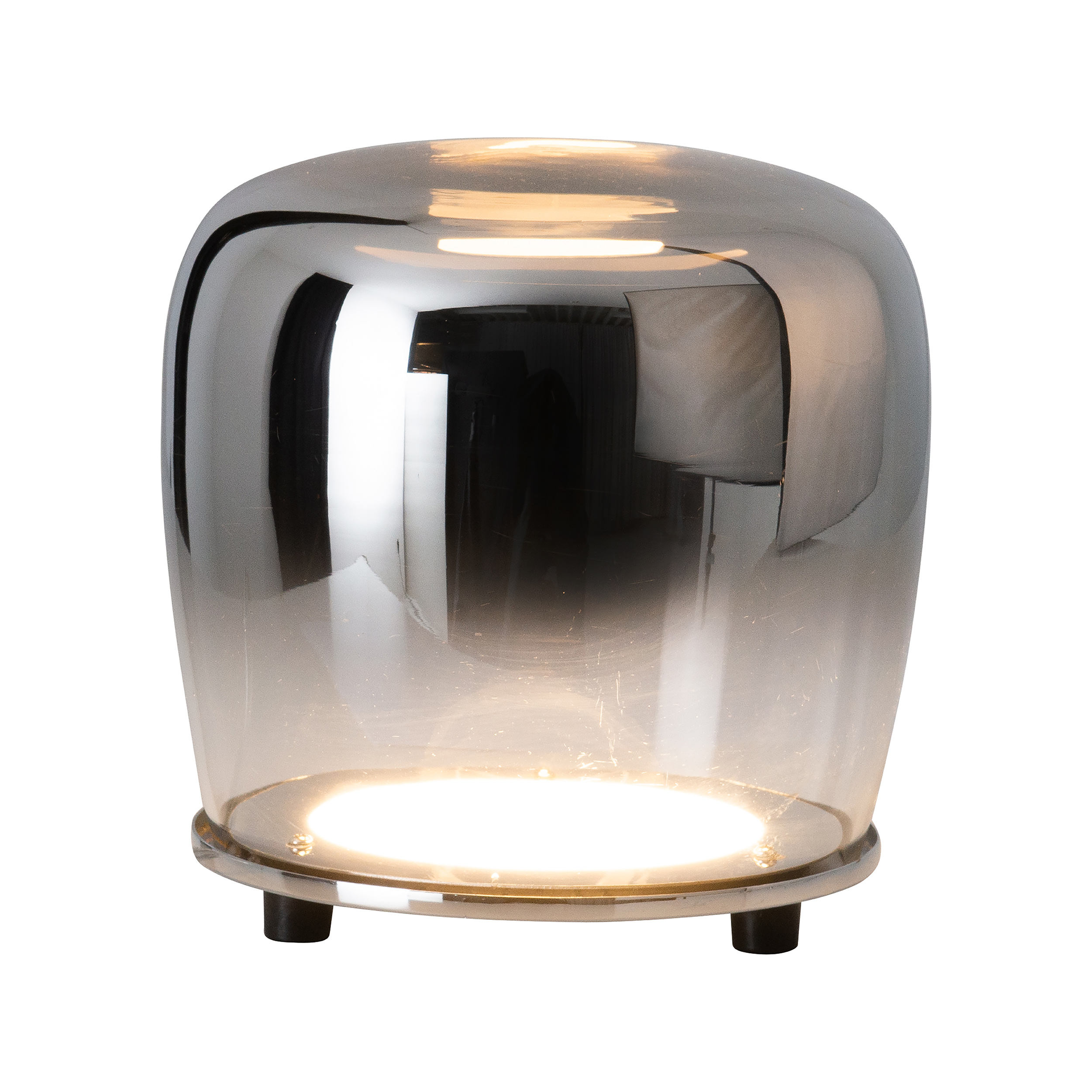 Eine klare Glaslampe mit Kuppelform. Die Lampe steht auf einem Chromsockel und strahlt warmes, weißes Licht aus.