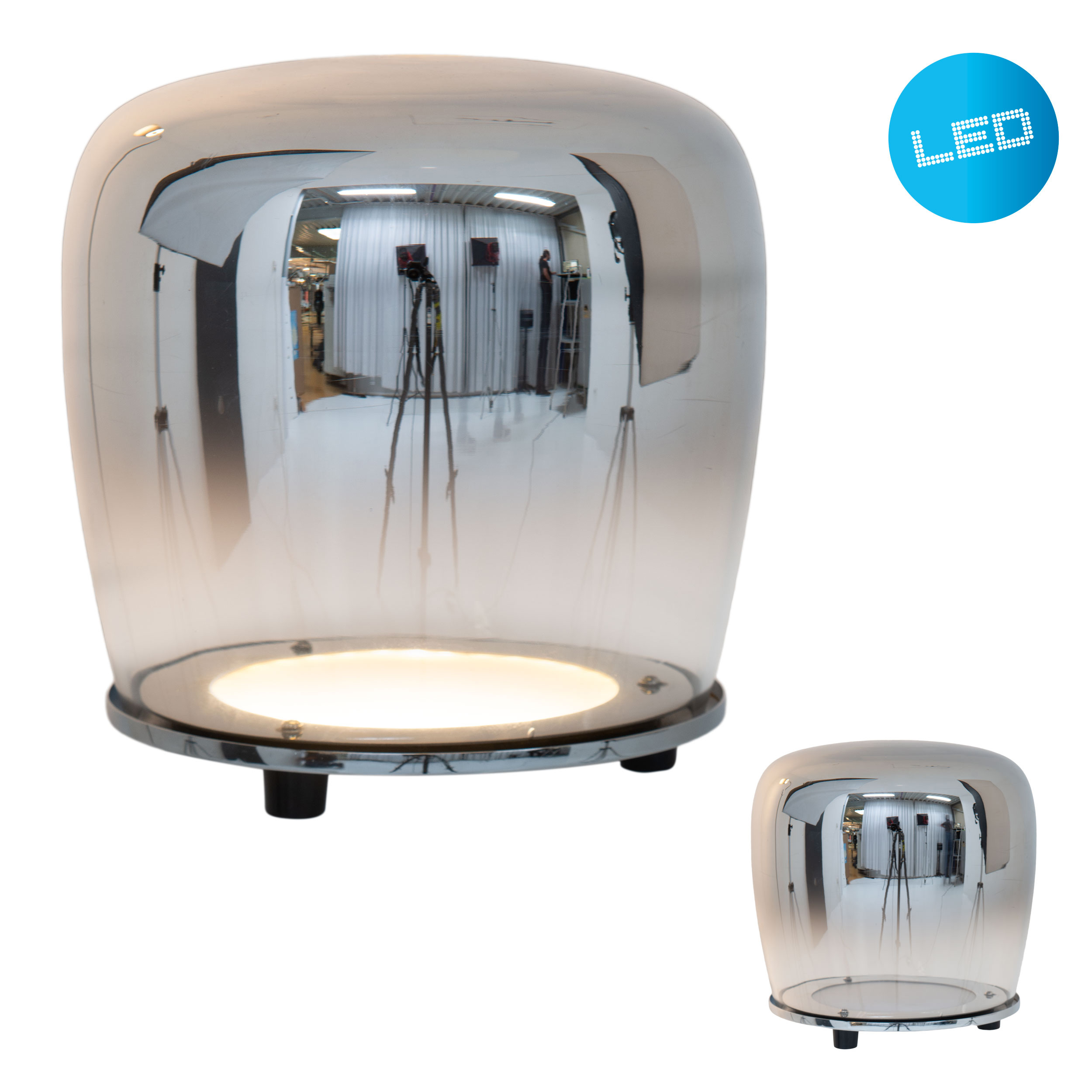 Eine silberne Lampe mit Glaskuppel, die ein Studio reflektiert. Hat ein blaues LED-Kreissymbol.