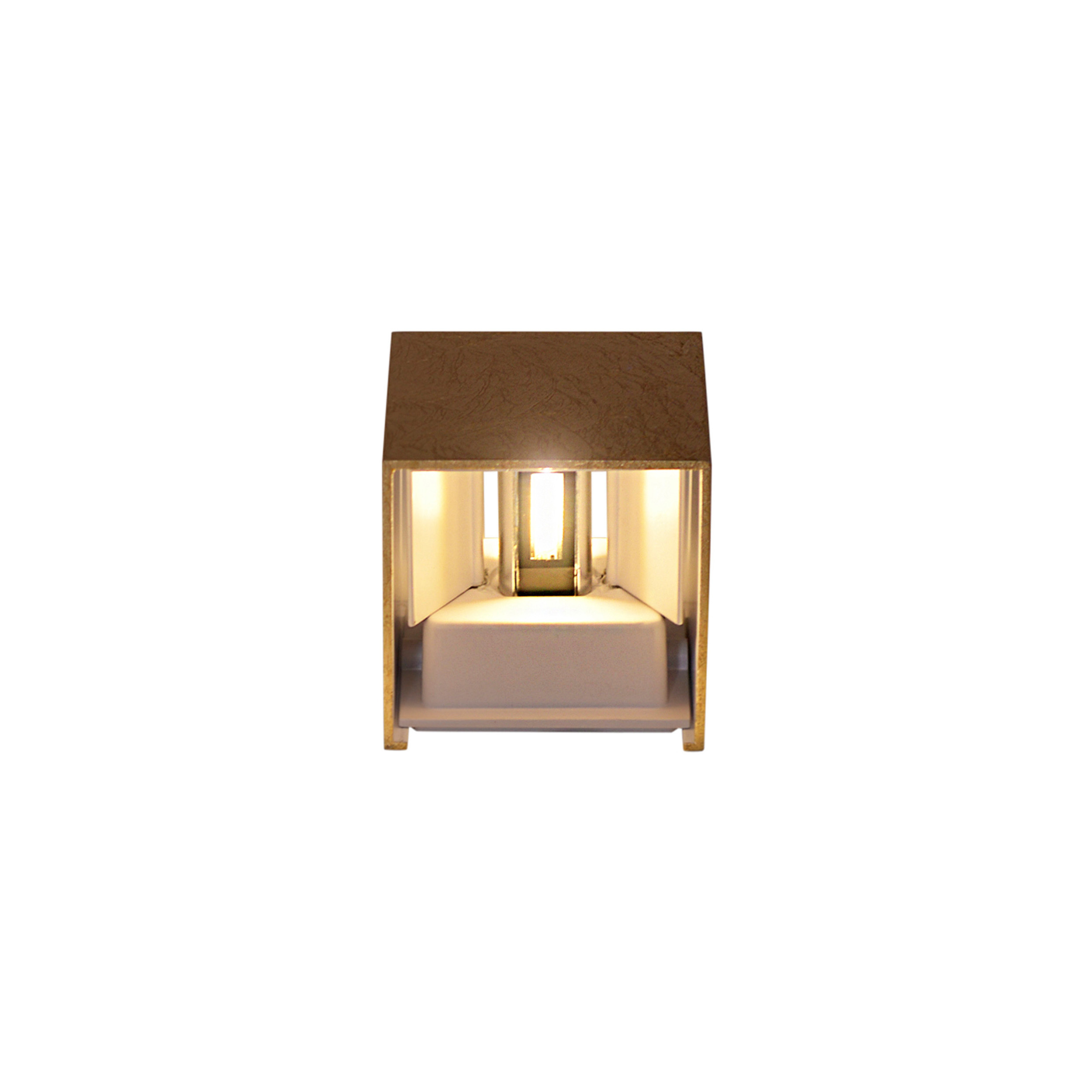 Goldfarbene Außenwandleuchte, modernes Design, weißer Hintergrund, Nahaufnahme.