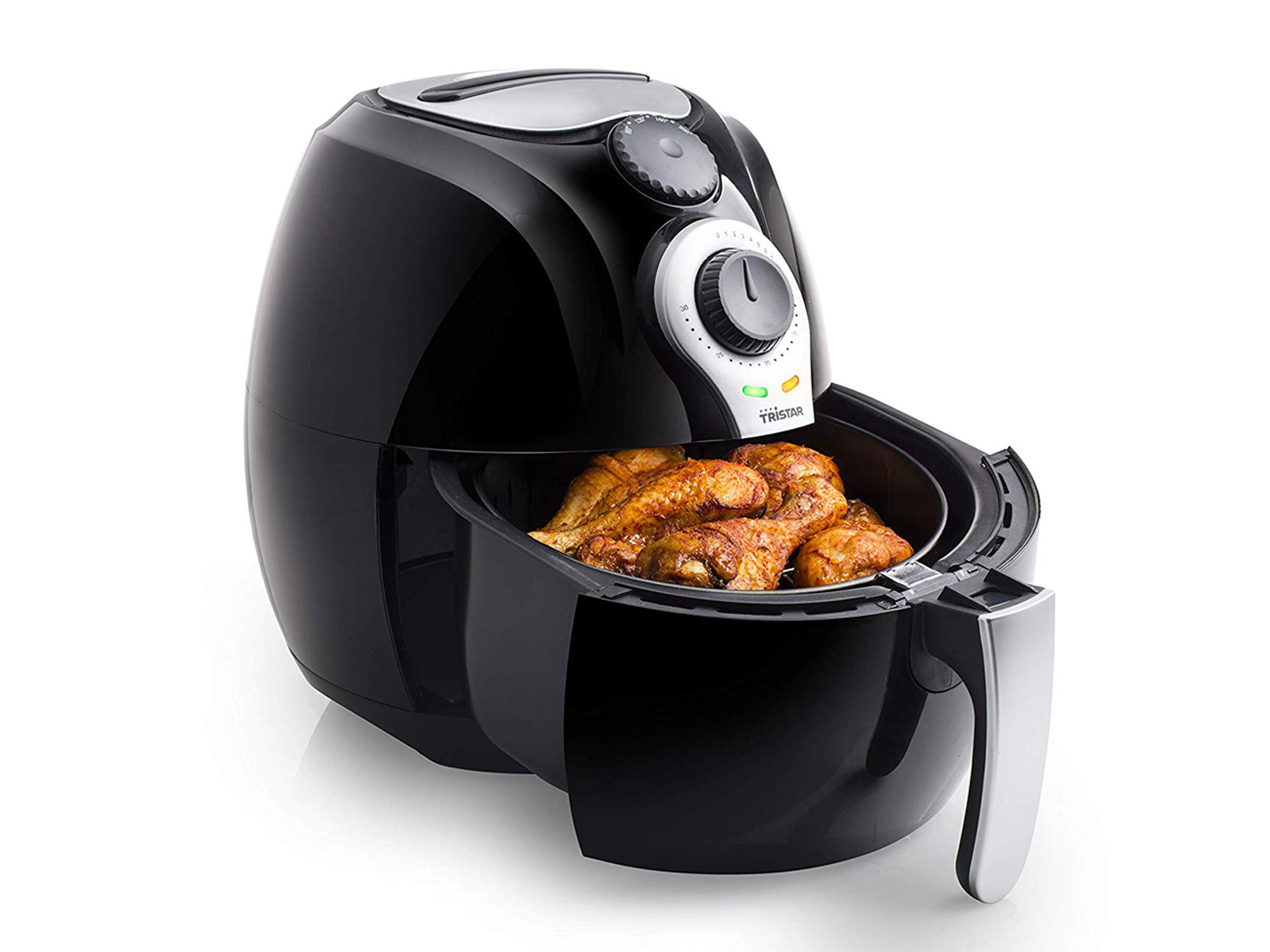 Freidora de aire negra con pollo. La freidora está abierta, mostrando trozos de pollo frito dentro de la cesta.