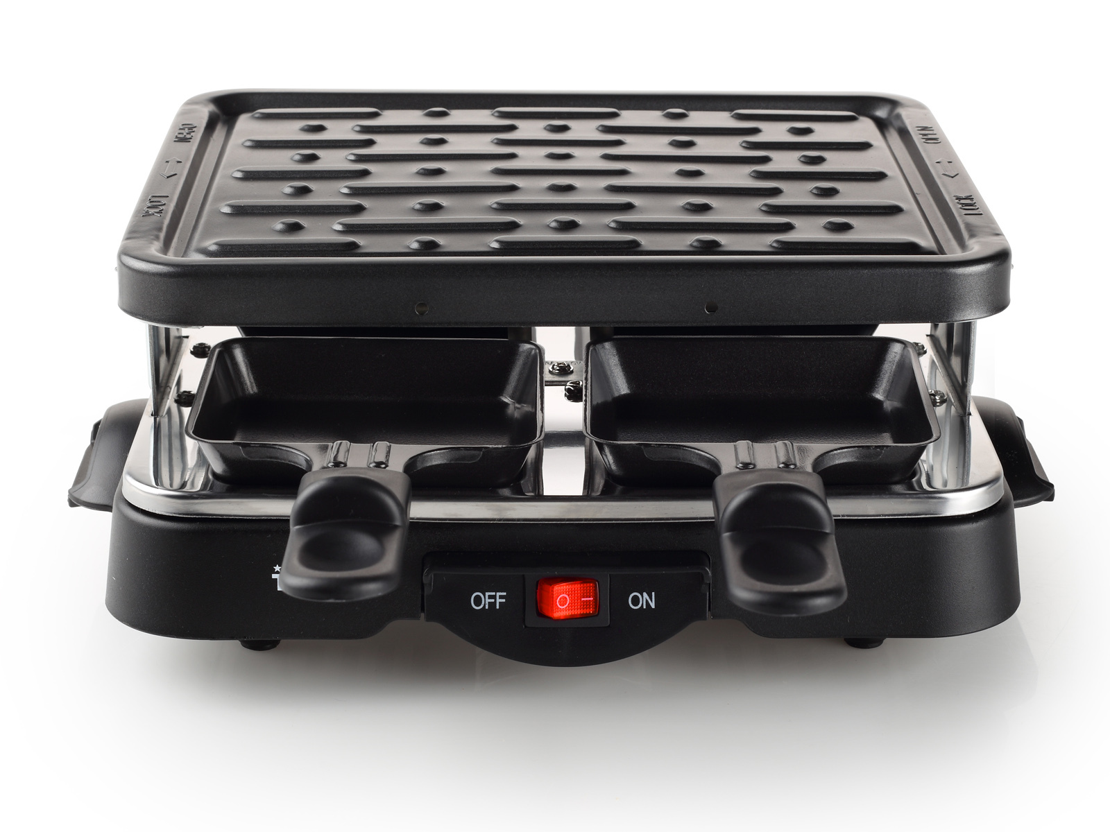 Grill do raclette na białym tle. Ma czarną podstawę i górę grilla. Są dwie tace i czerwony przycisk zasilania.