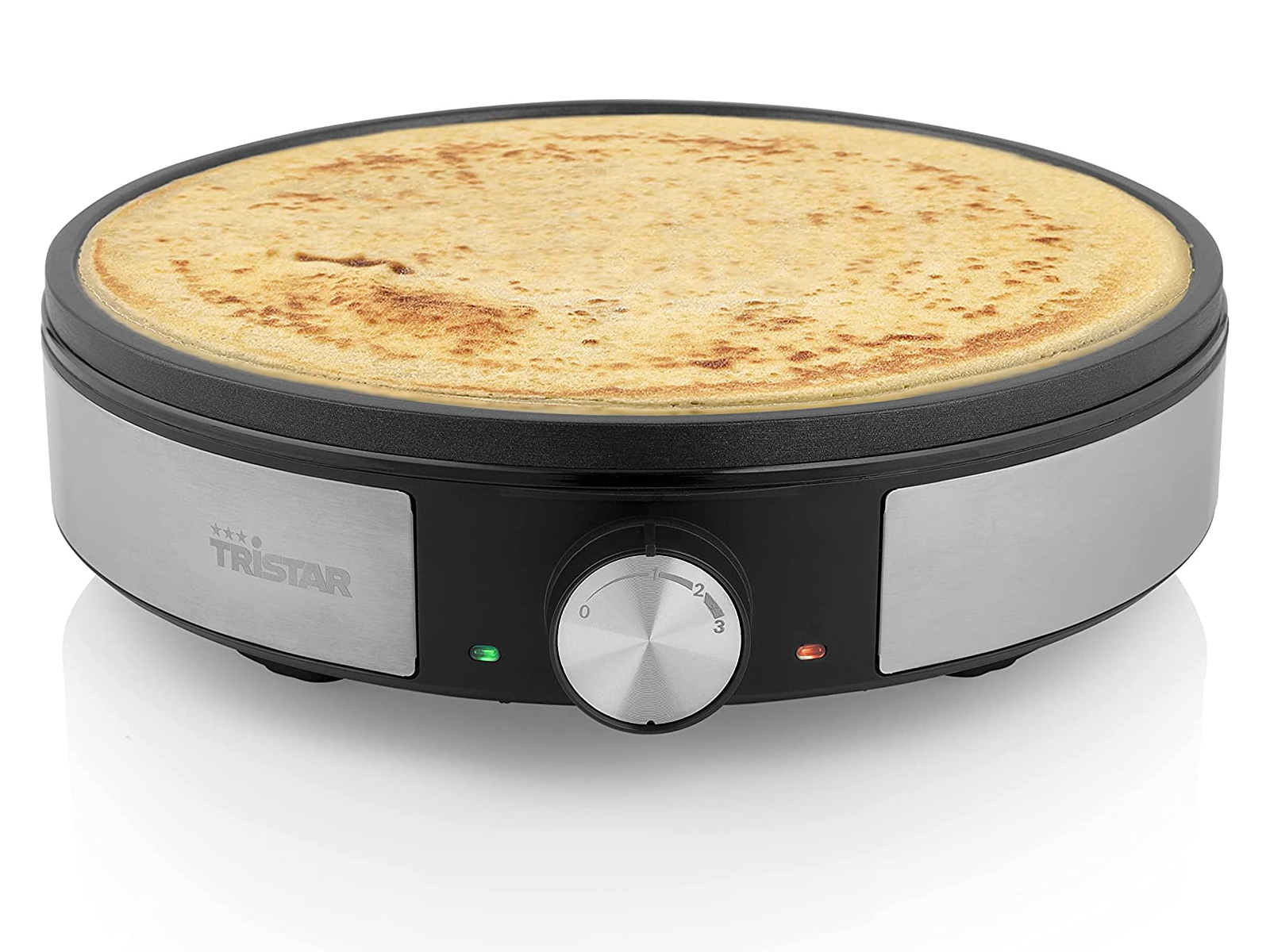 Maszyna do naleśników z naleśnikiem, czarna i srebrna. Marka Tristar. Białe tło.
