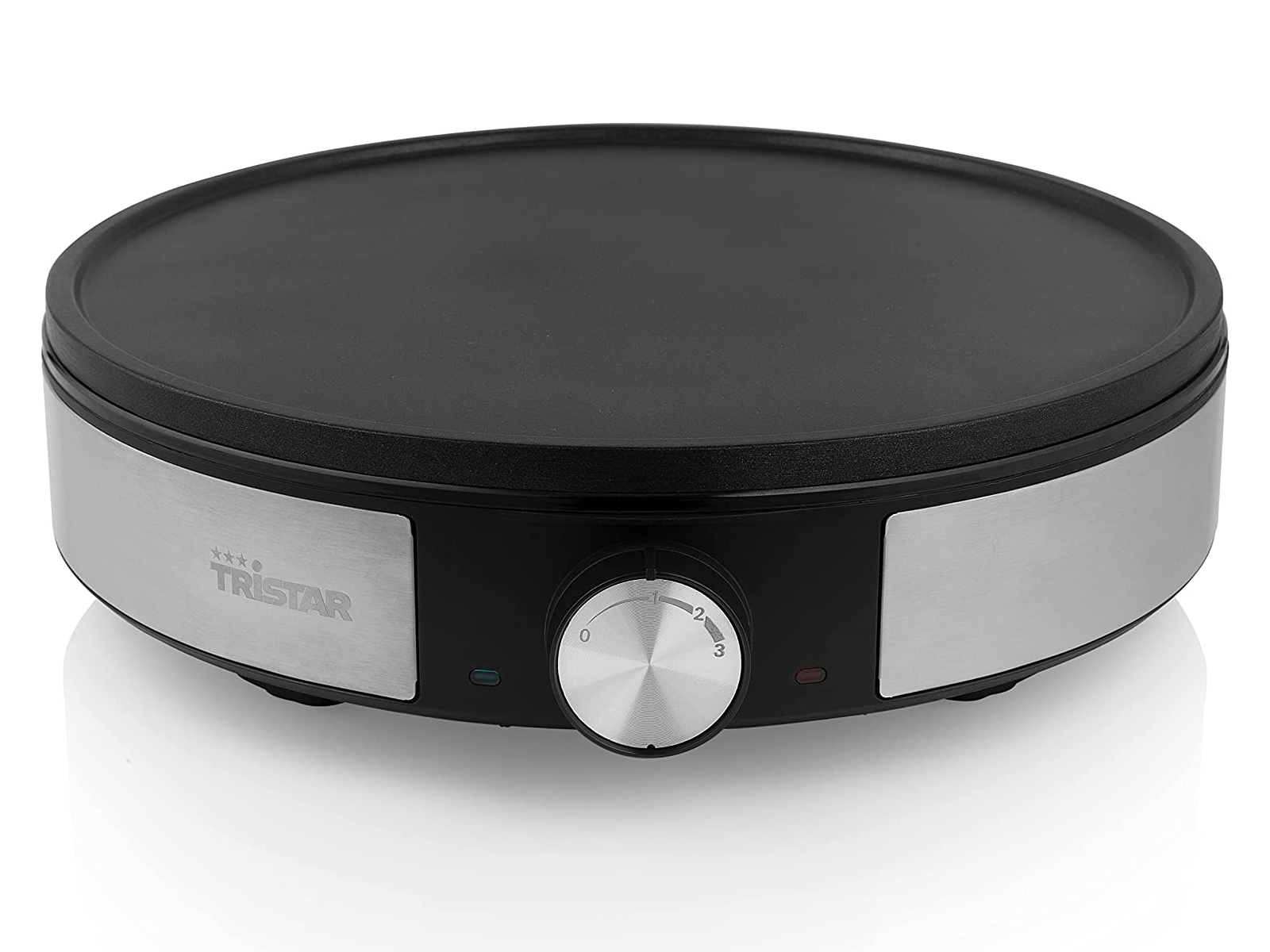 Czarny i srebrny naleśnikarka z pokrętłem. Białe tło.