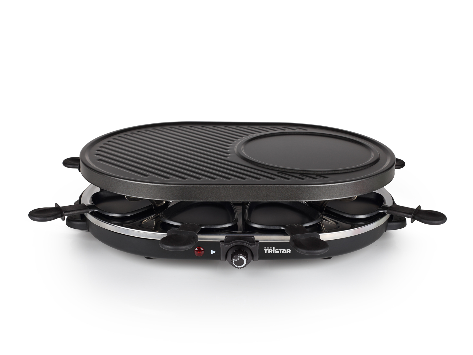 Ein Raclette-Grill mit Zubehör. Schwarz und Silber, die Marke ist Tristar. Weißer Hintergrund.