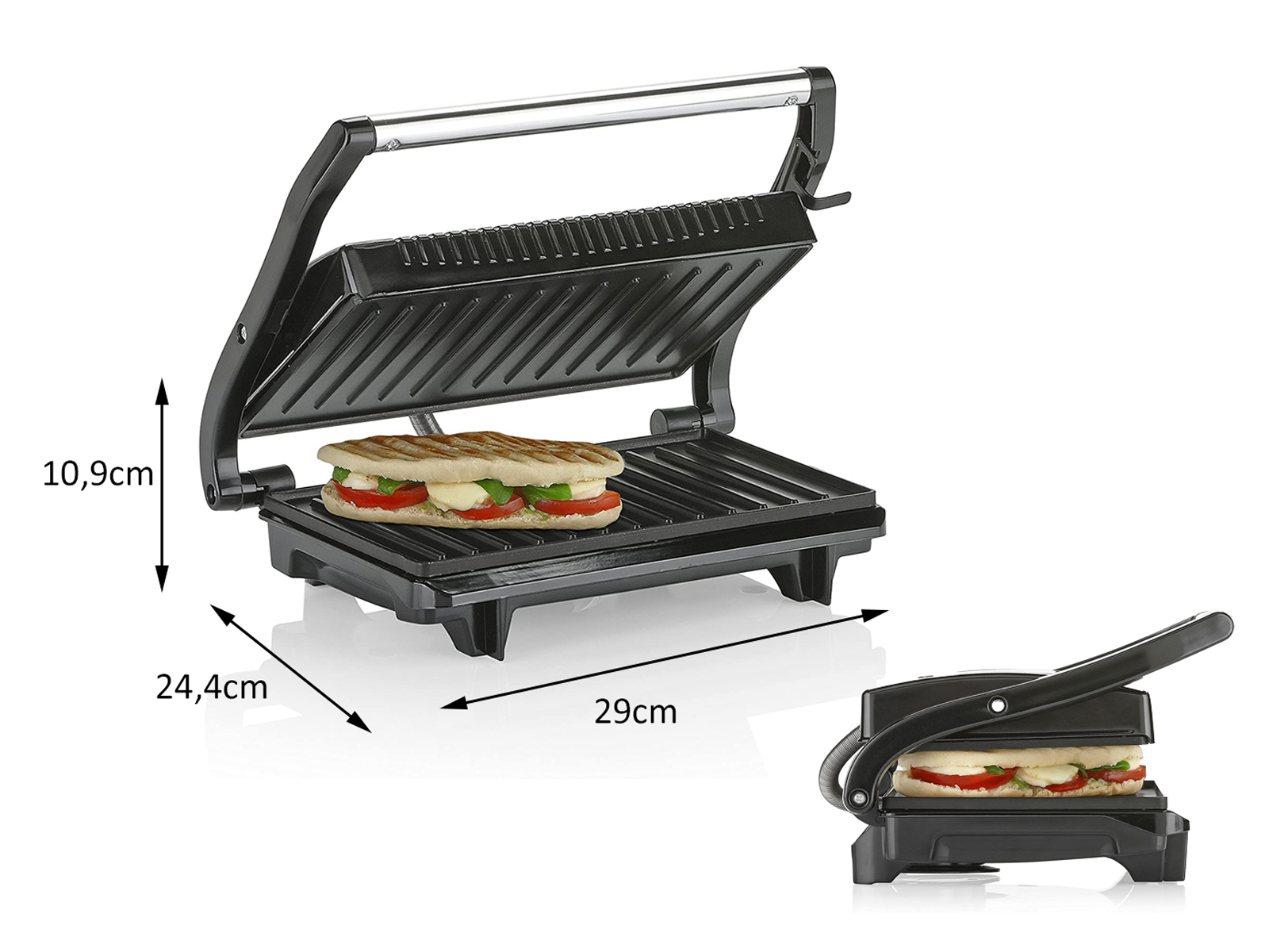Eine schwarze Sandwichpresse mit Sandwich. Abmessungen werden gezeigt. Vor weißem Hintergrund.