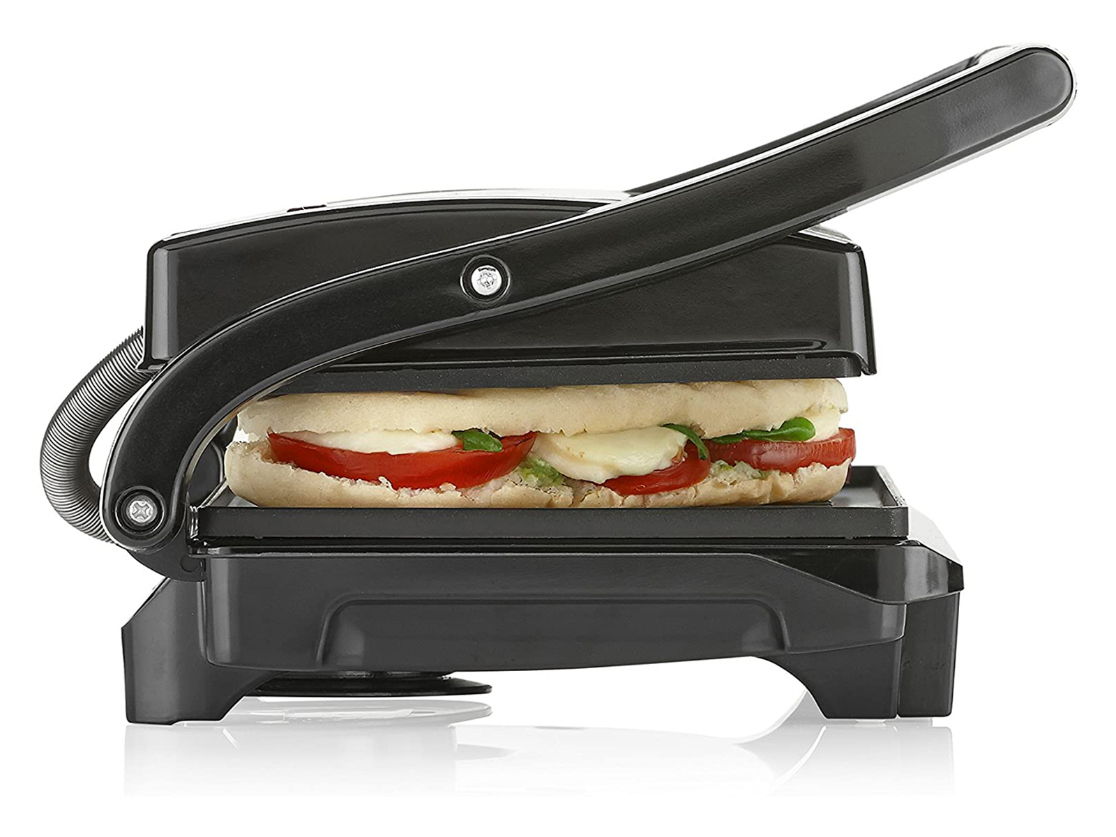 Eine schwarze Panini-Presse mit einem Sandwich mit Tomaten und Mozzarella.