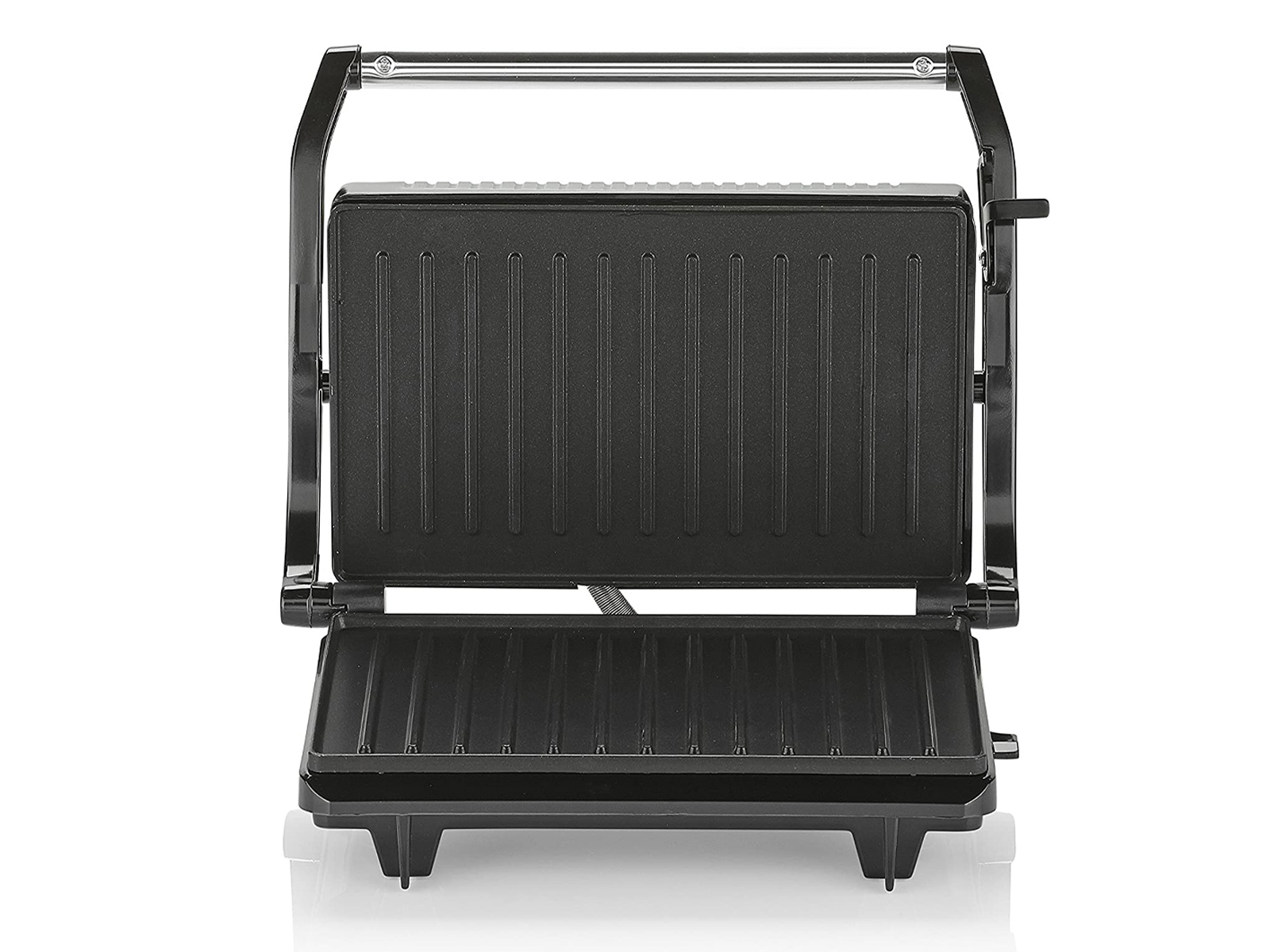 Schwarze Panini-Presse, offen. Gerillte obere und untere Platten. Griff oben gewölbt.