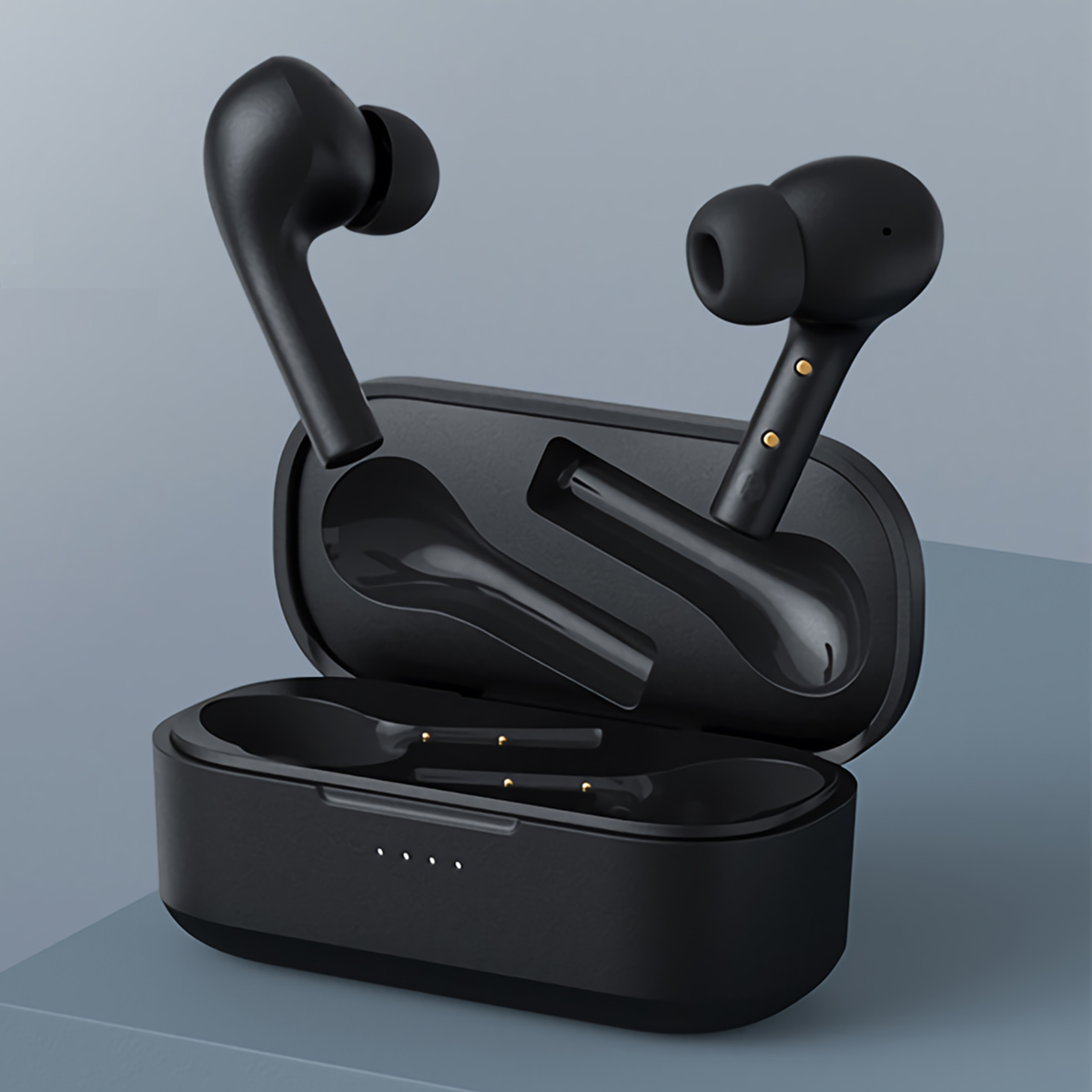 Auricolari wireless neri in una custodia di ricarica. La custodia è aperta su una superficie blu.