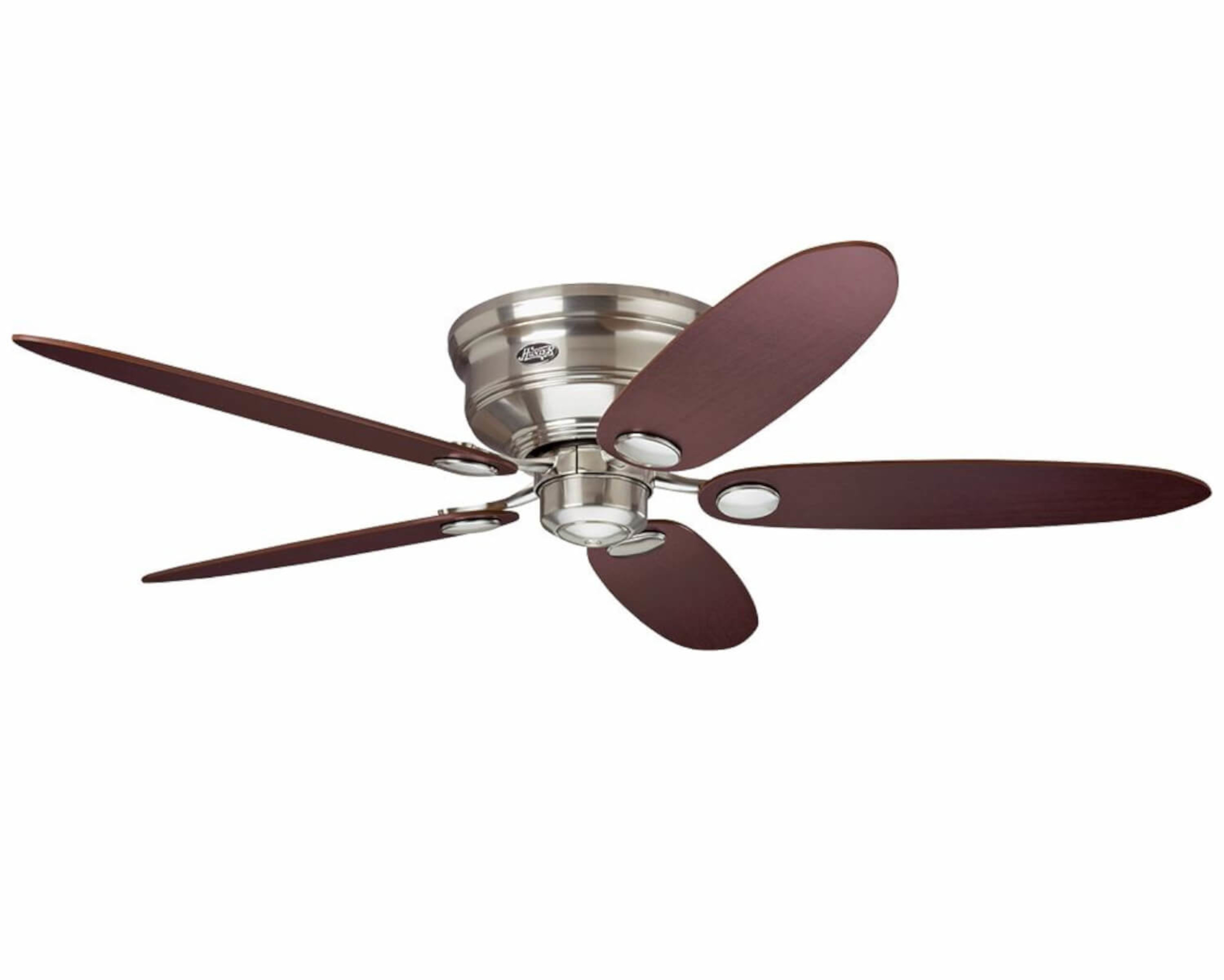 Ein Deckenventilator mit dunklen Holzflügeln und einer silbernen Mitte. Der Ventilator steht vor weißem Hintergrund.