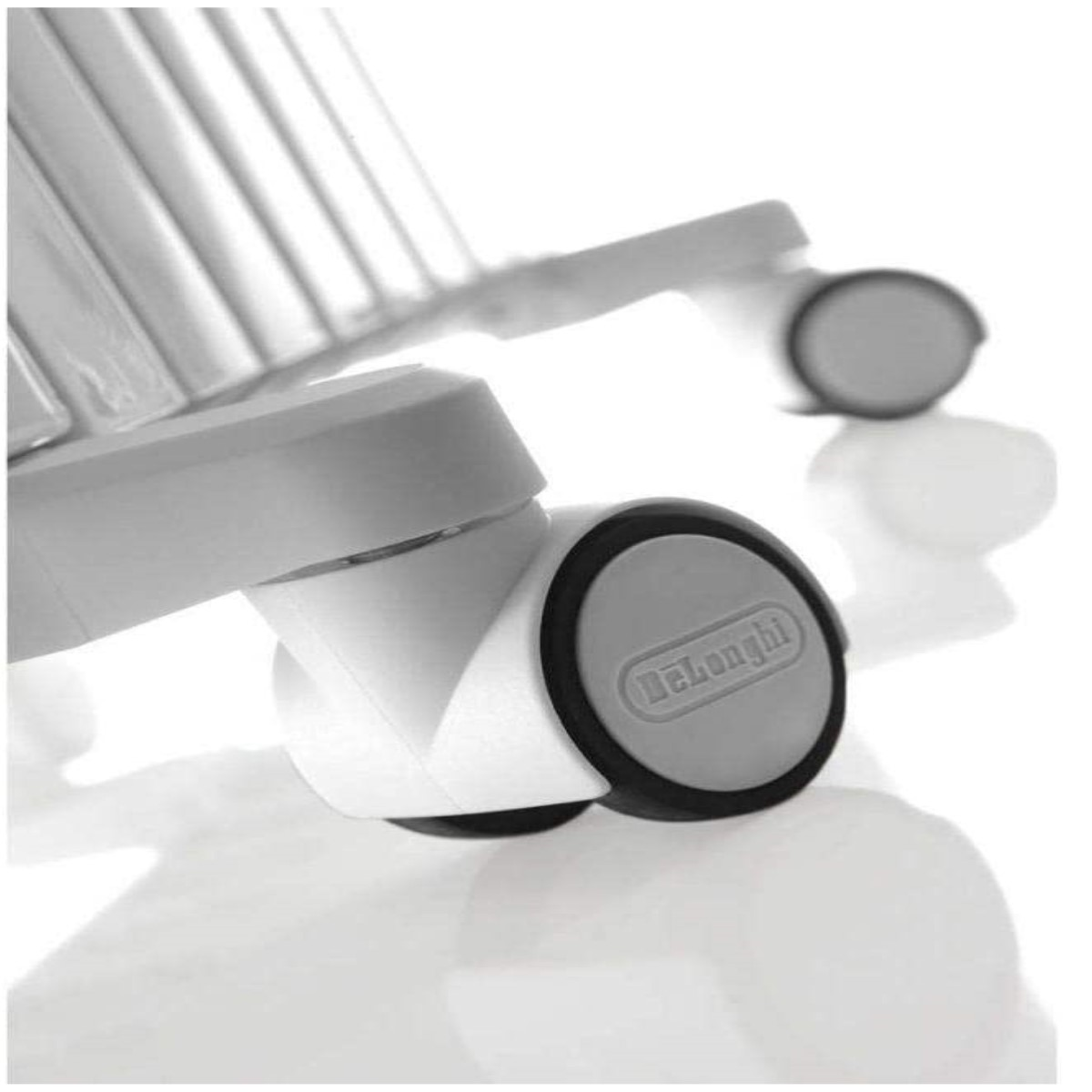 Weiße Räder eines Ölradiators von DeLonghi auf weißem Hintergrund.