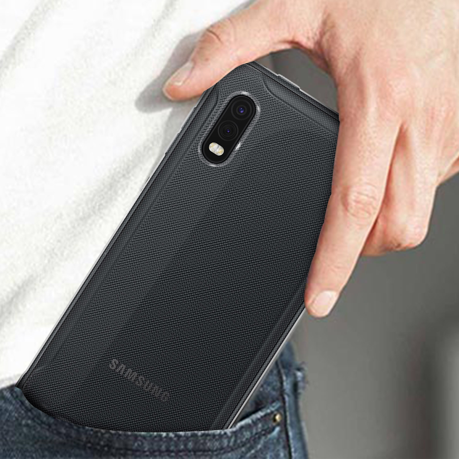 Eine Hand hält eine schwarze Handyhülle mit dem Samsung-Logo.