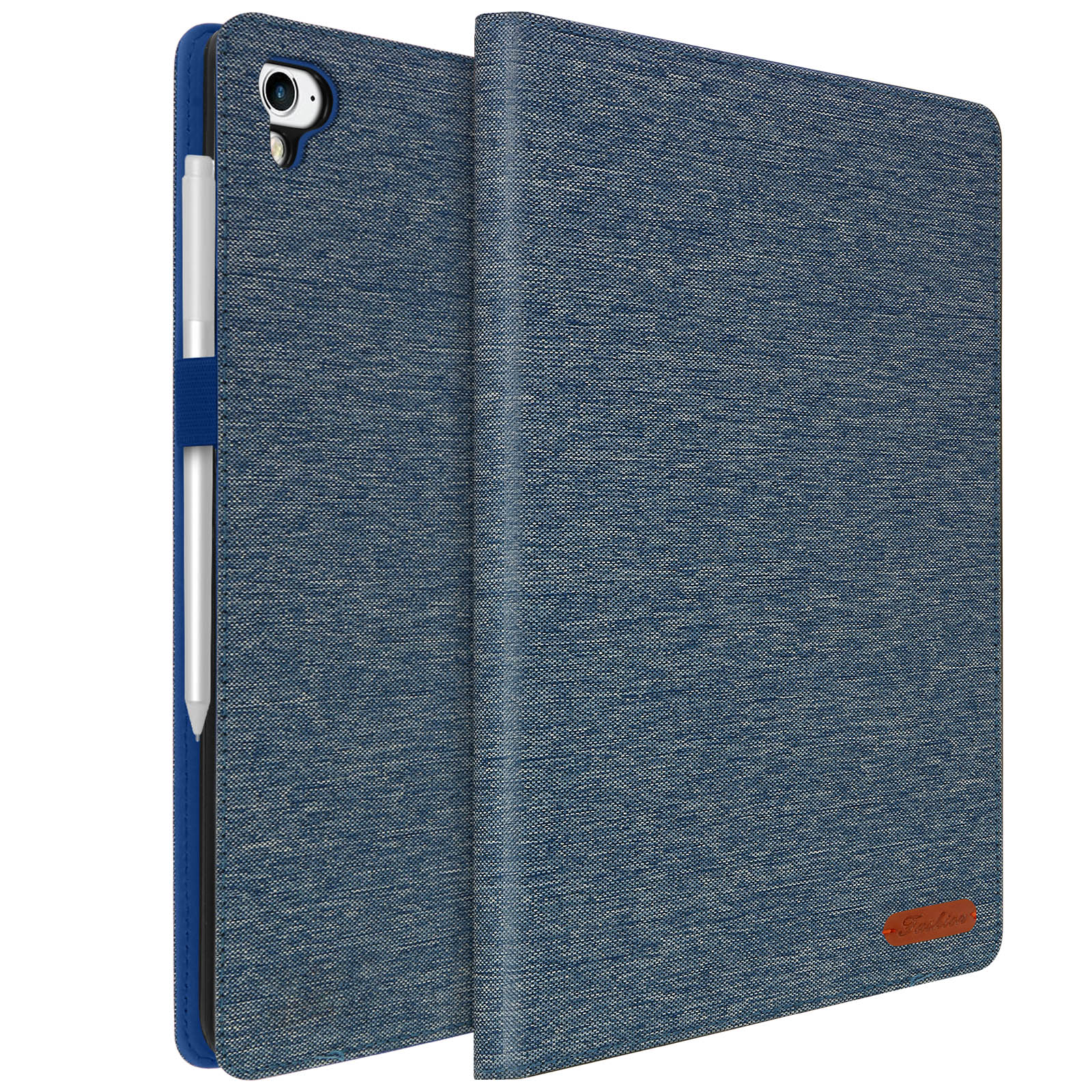Custodia per tablet in denim blu, aperta. Pennino bianco. Etichetta marrone.