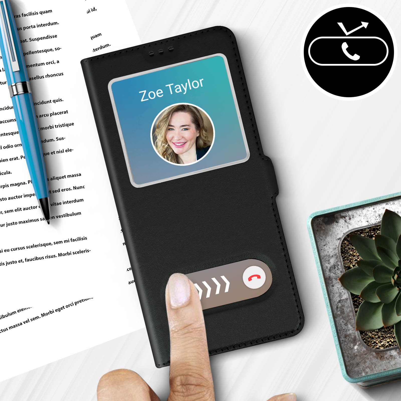 Coque de téléphone noire avec un écran affichant la photo de Zoe Taylor. Une main touche un bouton.