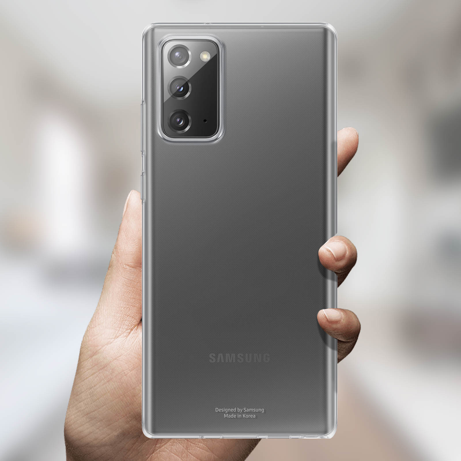Hand hält transparente Handyhülle mit Telefon. Samsung Logo sichtbar.