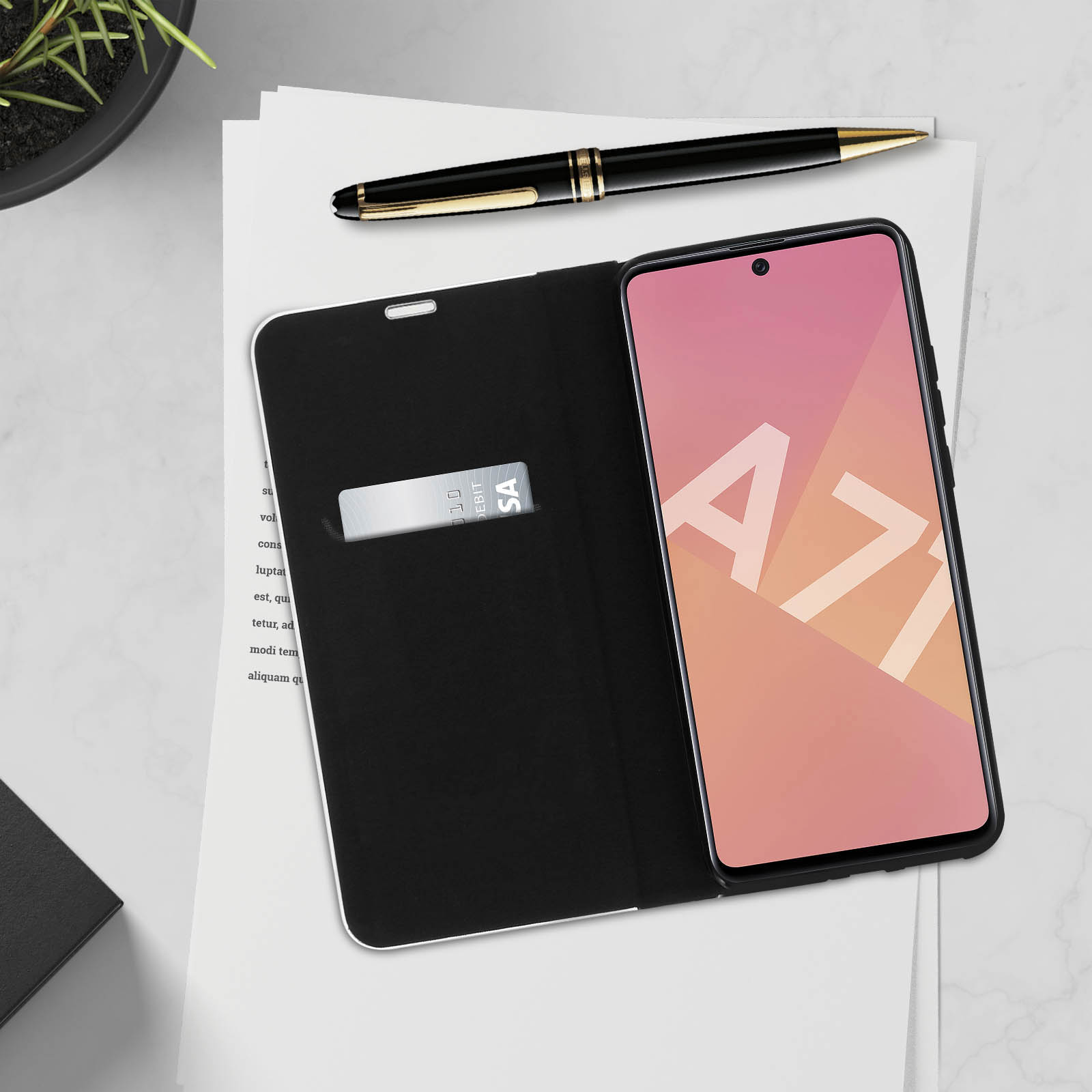 Telefono in una custodia nera su carta bianca con una penna e una carta.