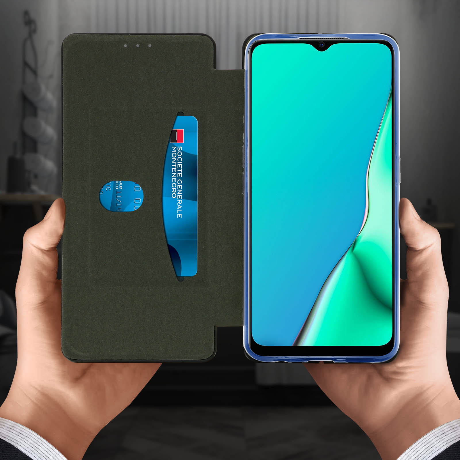 Un telefono è tenuto aperto in una custodia verde scuro, mostrando uno schermo del telefono e uno slot per schede.