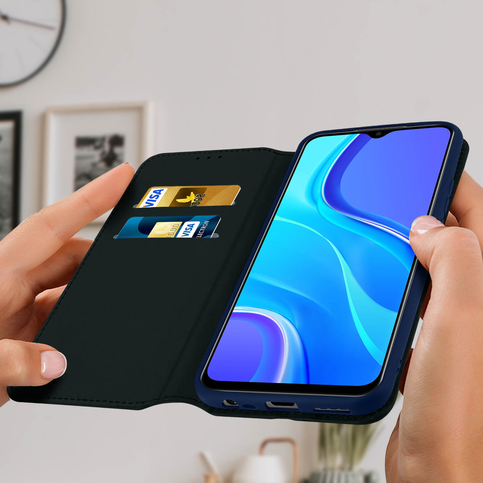 Mains tenant un smartphone dans un étui bleu, révélant des cartes dans les fentes de l'étui.