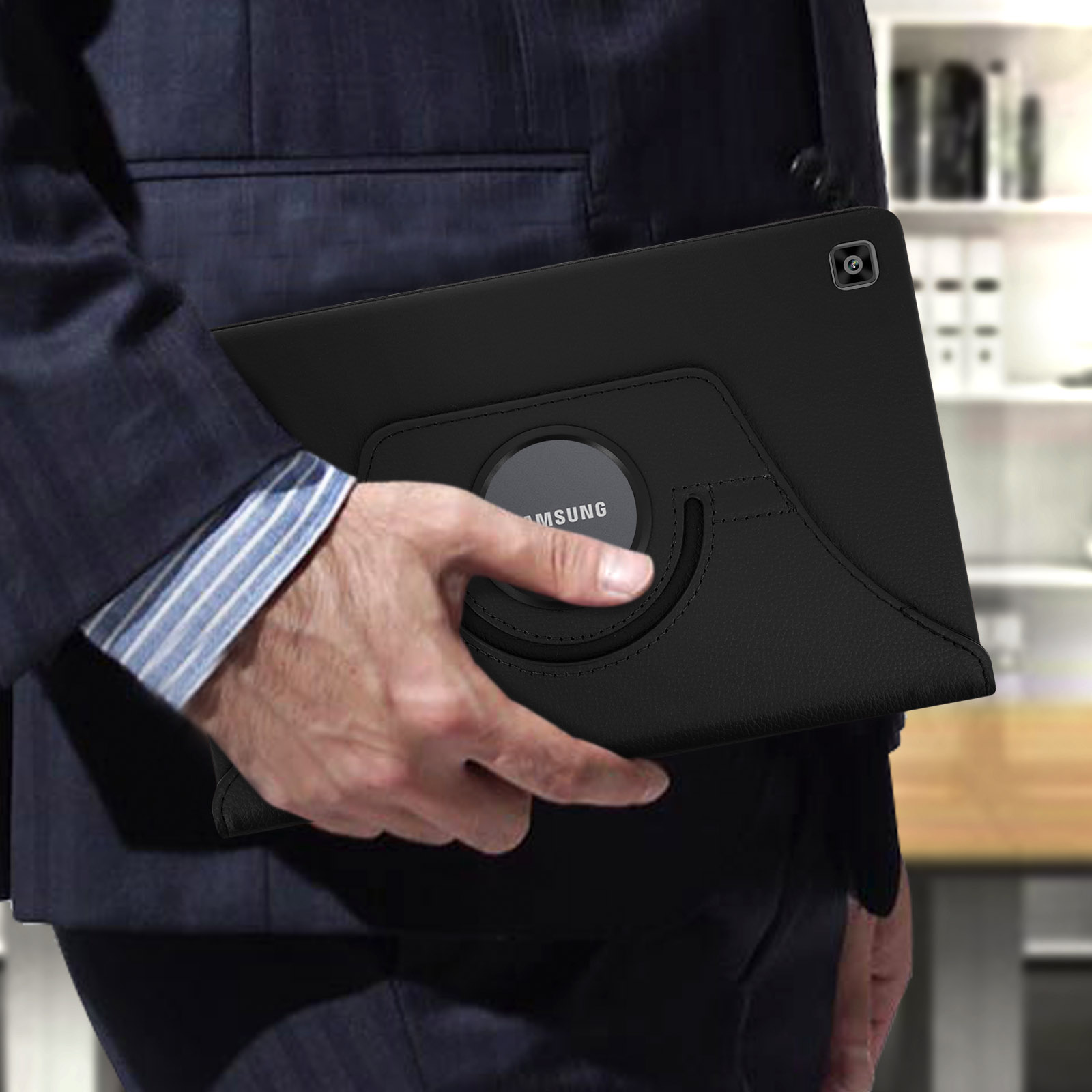Una persona che tiene una custodia nera per tablet con il logo Samsung rotondo.