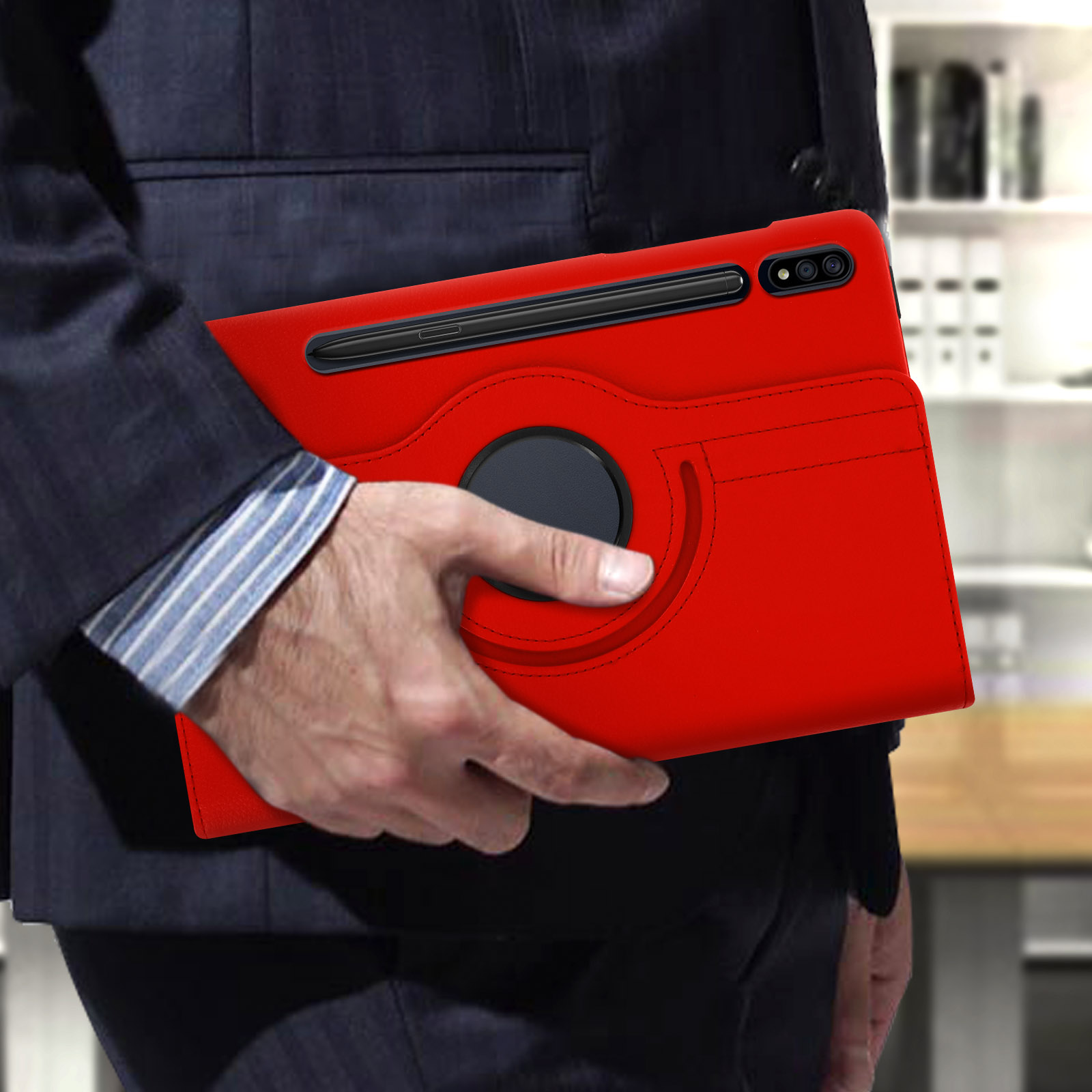 Una persona che tiene una custodia rossa per tablet con un tablet nero all'interno. La custodia ha una funzione rotante.