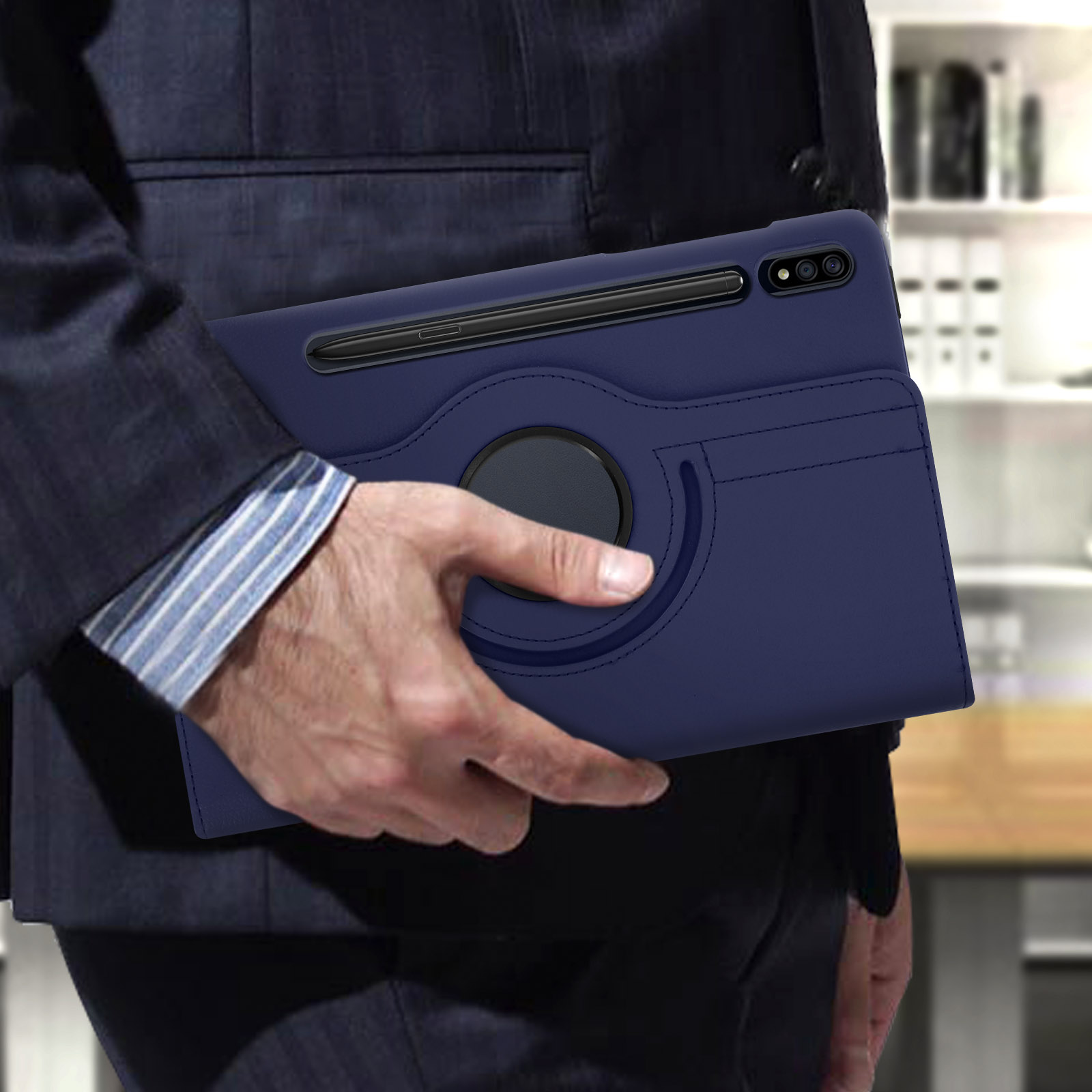 Una persona tiene in mano una custodia blu per tablet con uno stilo. La custodia ha un supporto rotante.