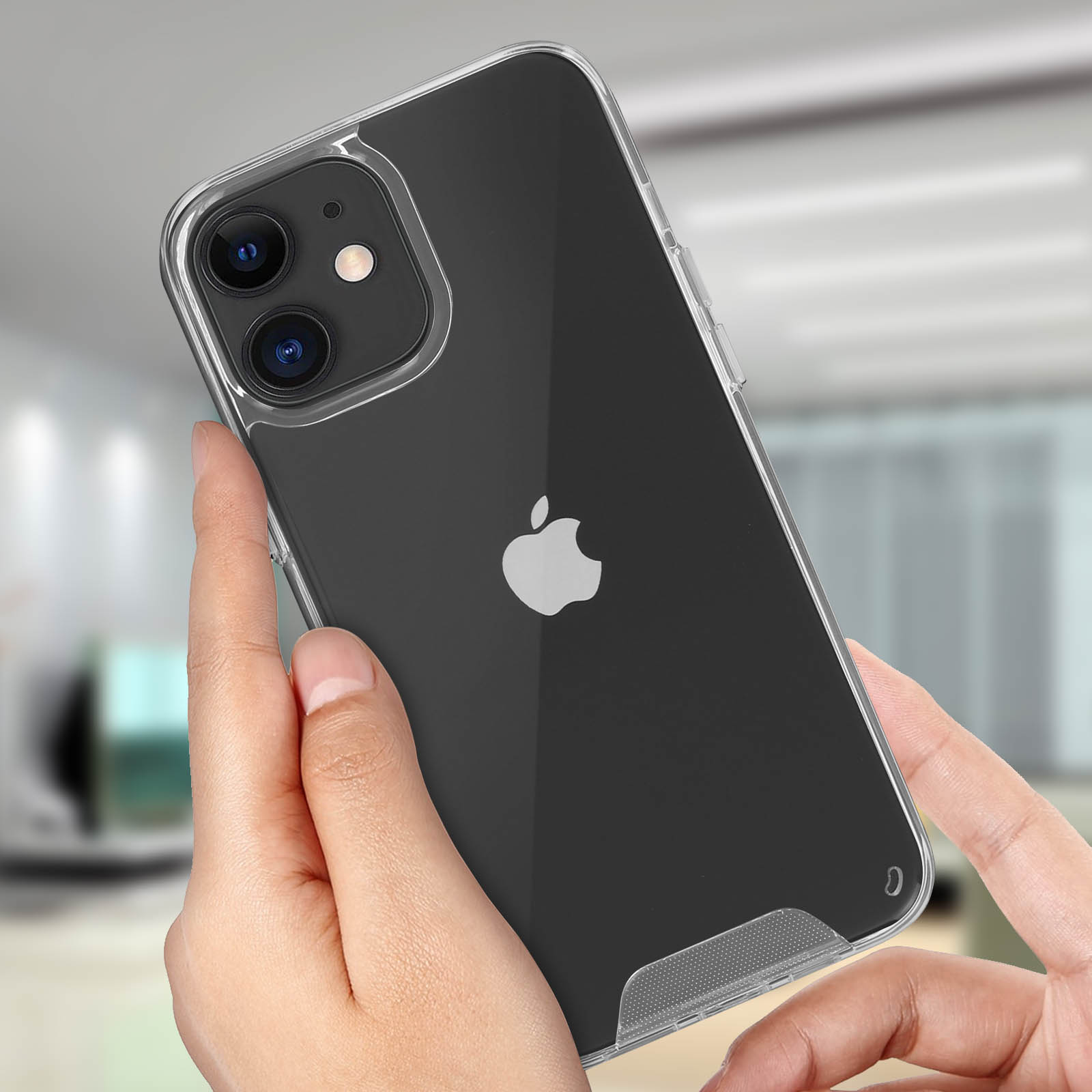 Una custodia trasparente che copre un iPhone nero. Il telefono è tenuto tra le mani di una persona.