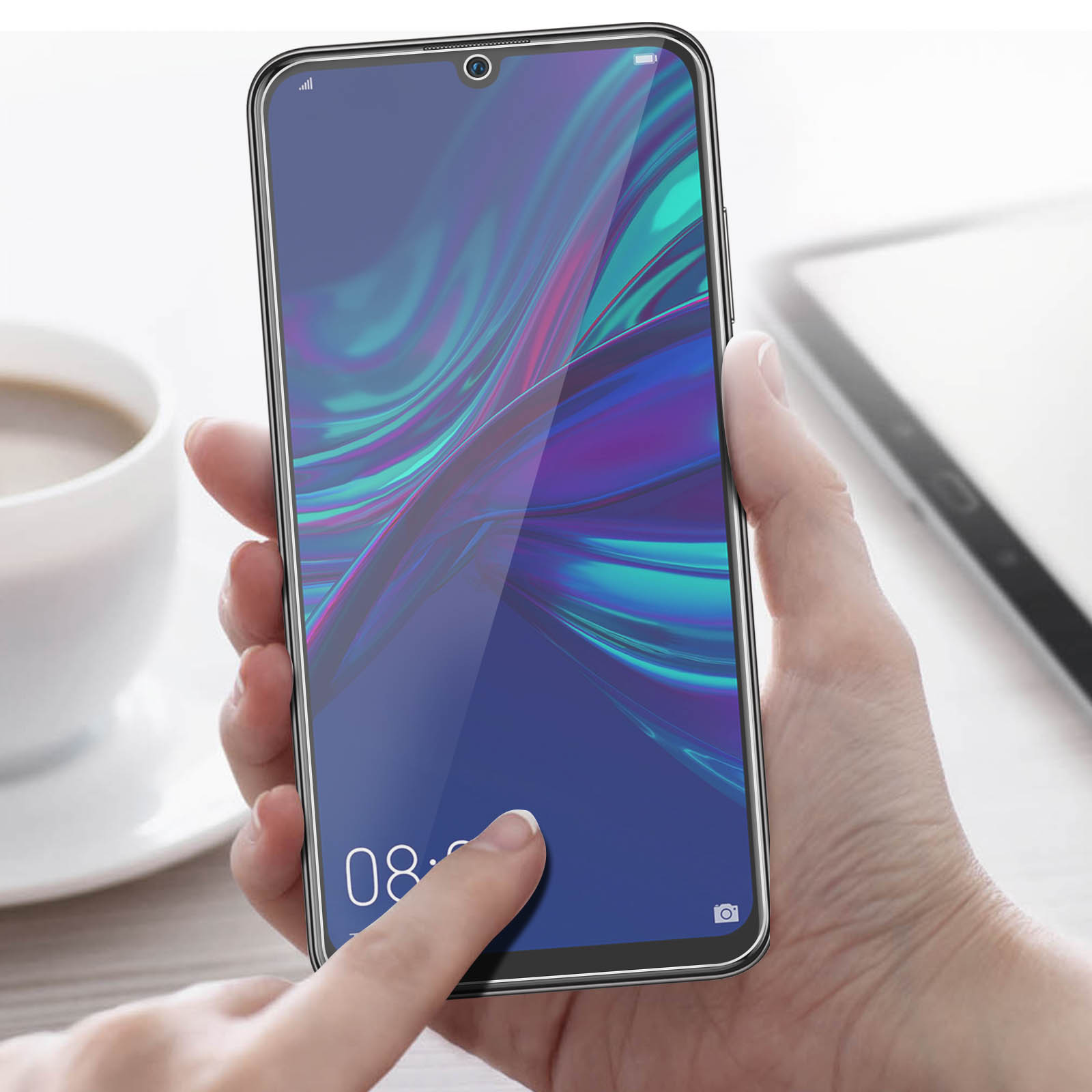 Mano che tocca lo schermo del telefono. Il telefono mostra un'interfaccia blu. Sfondo bianco.