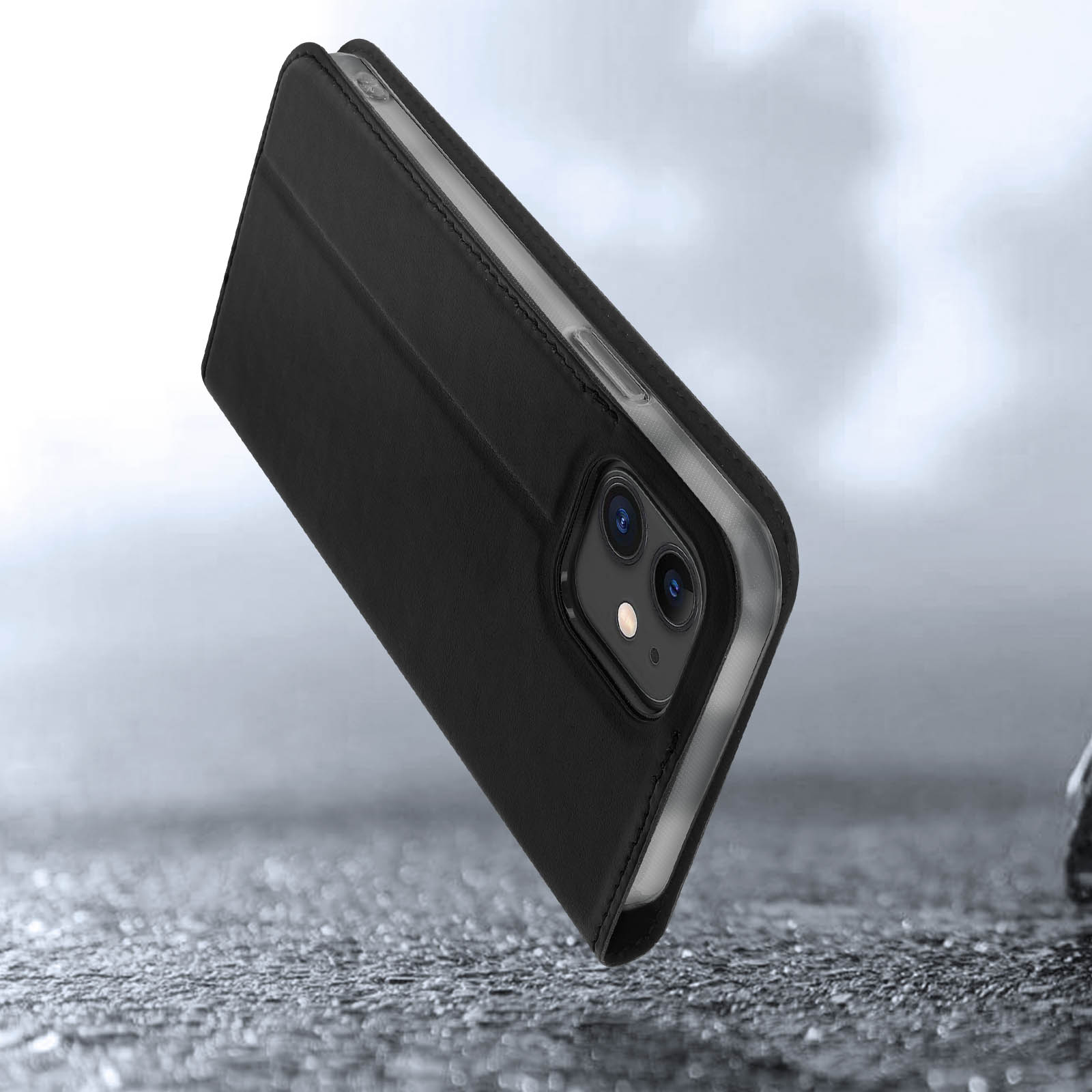 Una custodia per telefono nera è sospesa in aria, mostrando un telefono all'interno.