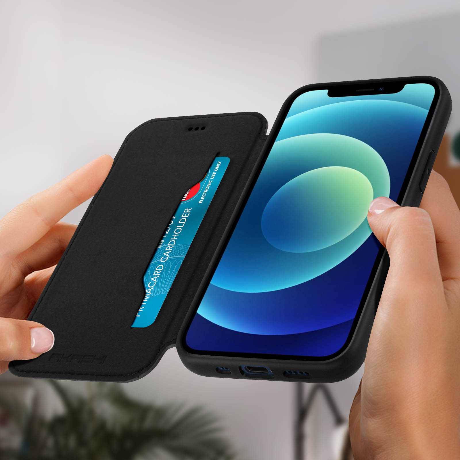 Una persona tiene aperta una custodia nera per telefono, rivelando un porta carte con una carta blu all'interno.