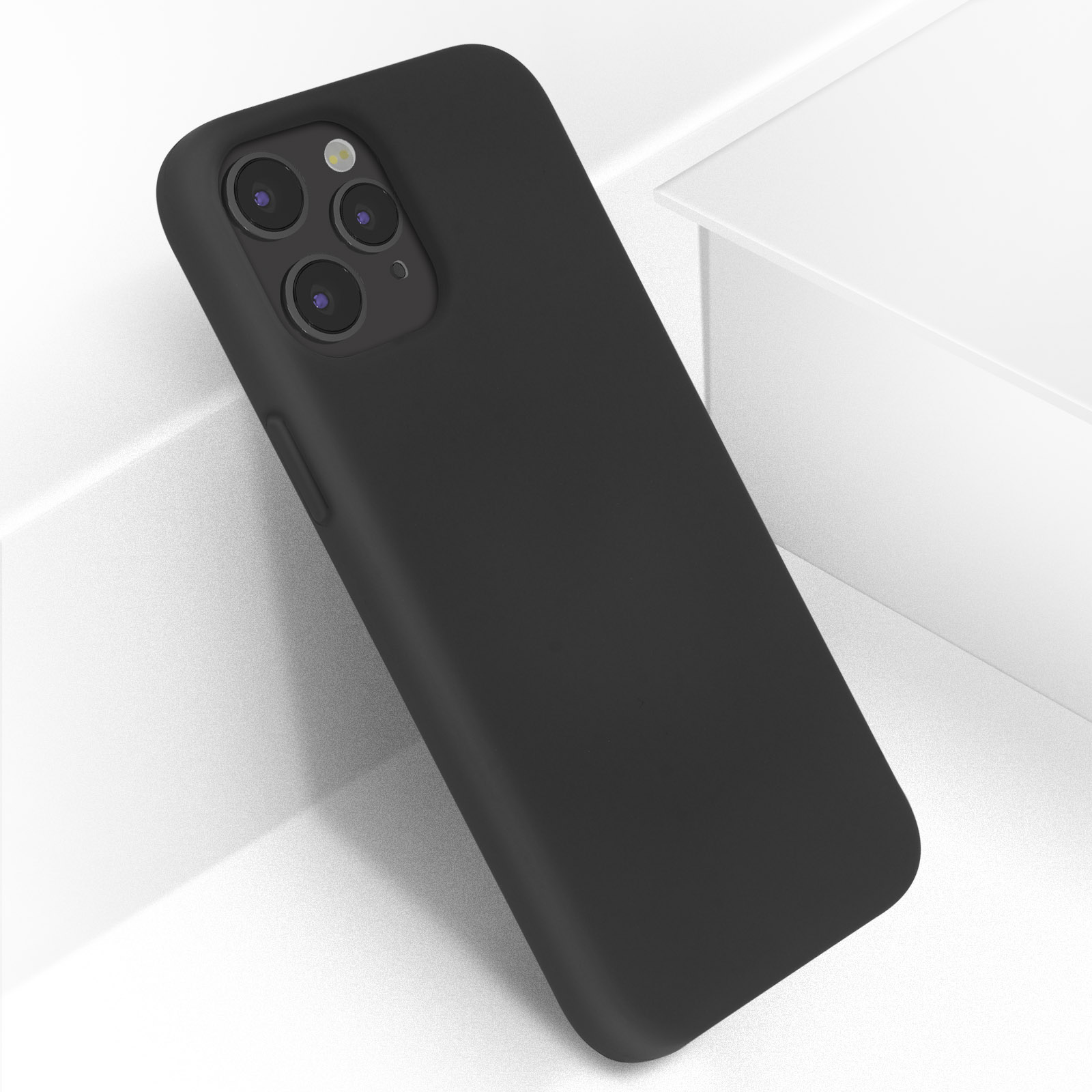 Coque de téléphone noire sur surface blanche. Montre la zone de la caméra. Téléphone légèrement incliné.