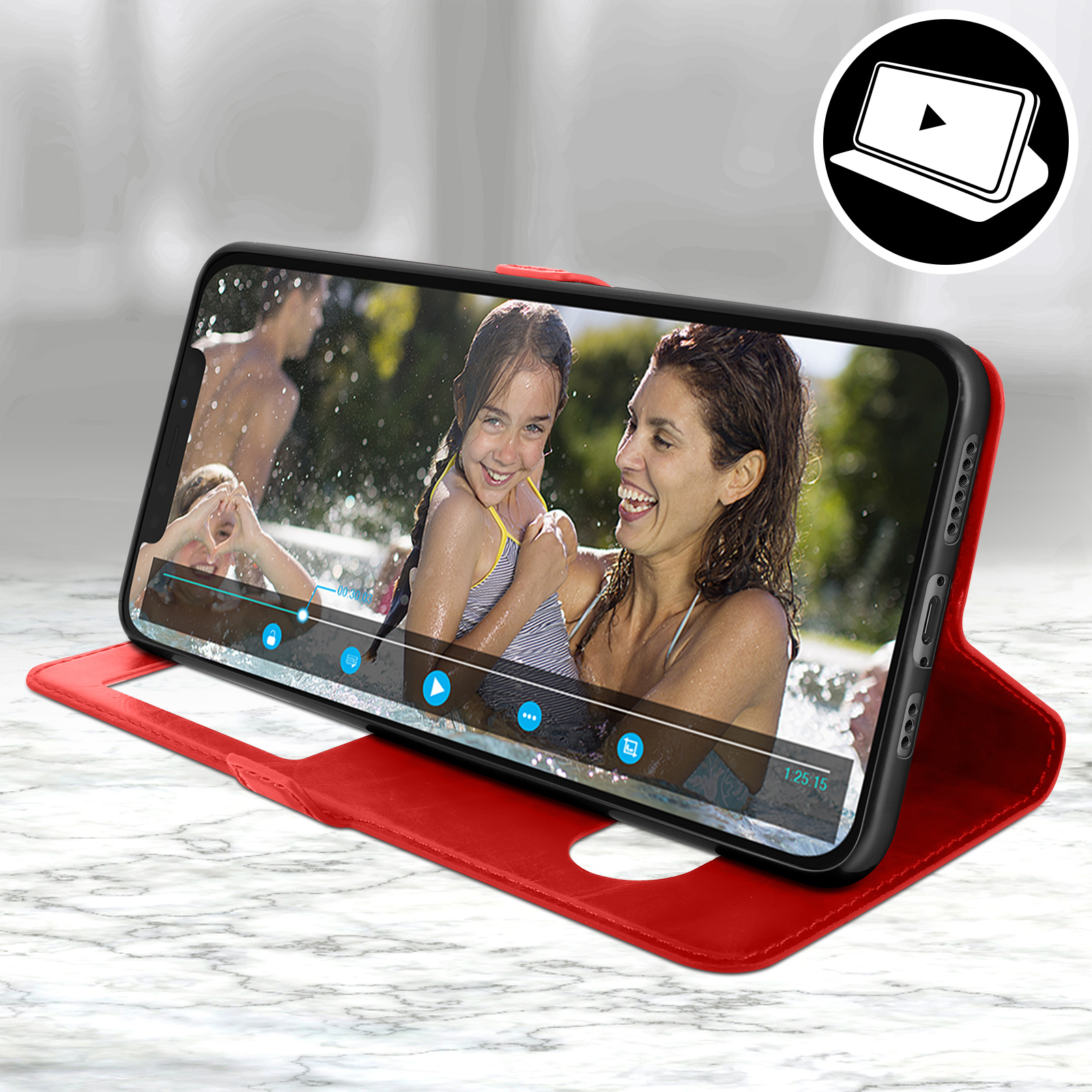 Een telefoon in een rode hoes toont een video van mensen in het water. Hij staat op een marmeren tafel.