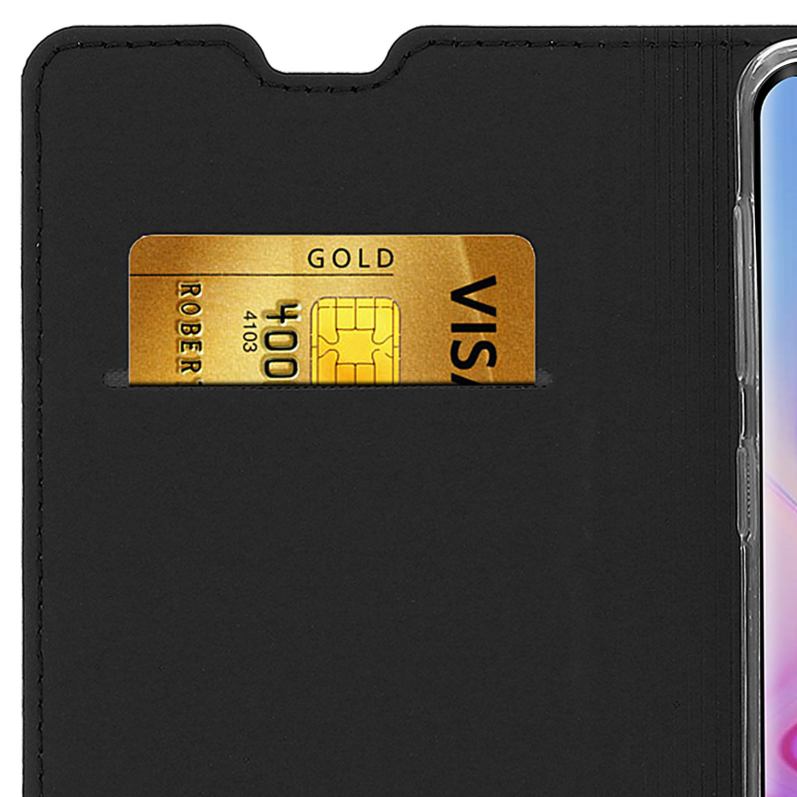 Primo piano di una custodia nera per telefono con una carta di credito dorata in uno slot. Bianco.